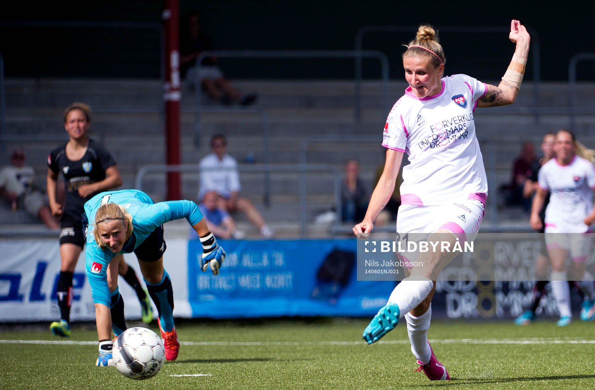 Rosengårds Anja Mittag rundar Göteborgs målvakt Loes