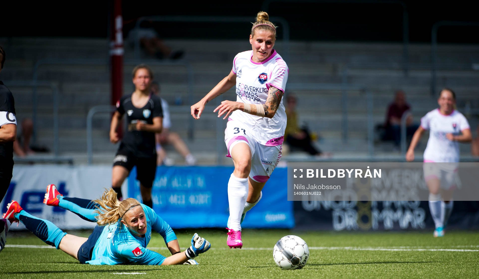 Rosengårds Anja Mittag rundar Göteborgs målvakt Loes