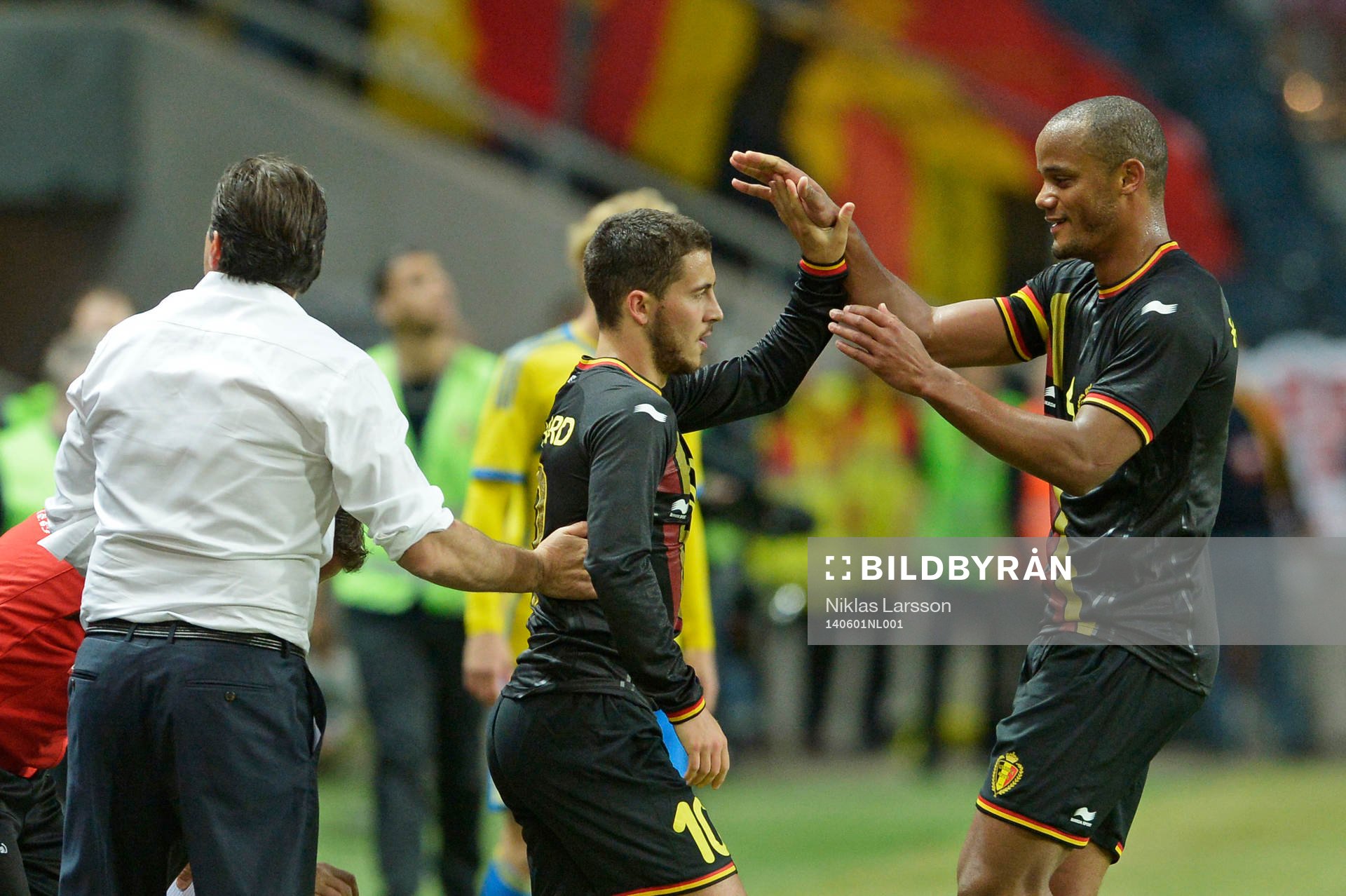 Belgiens Eden Hazard gratuleras av Vincent Kompany