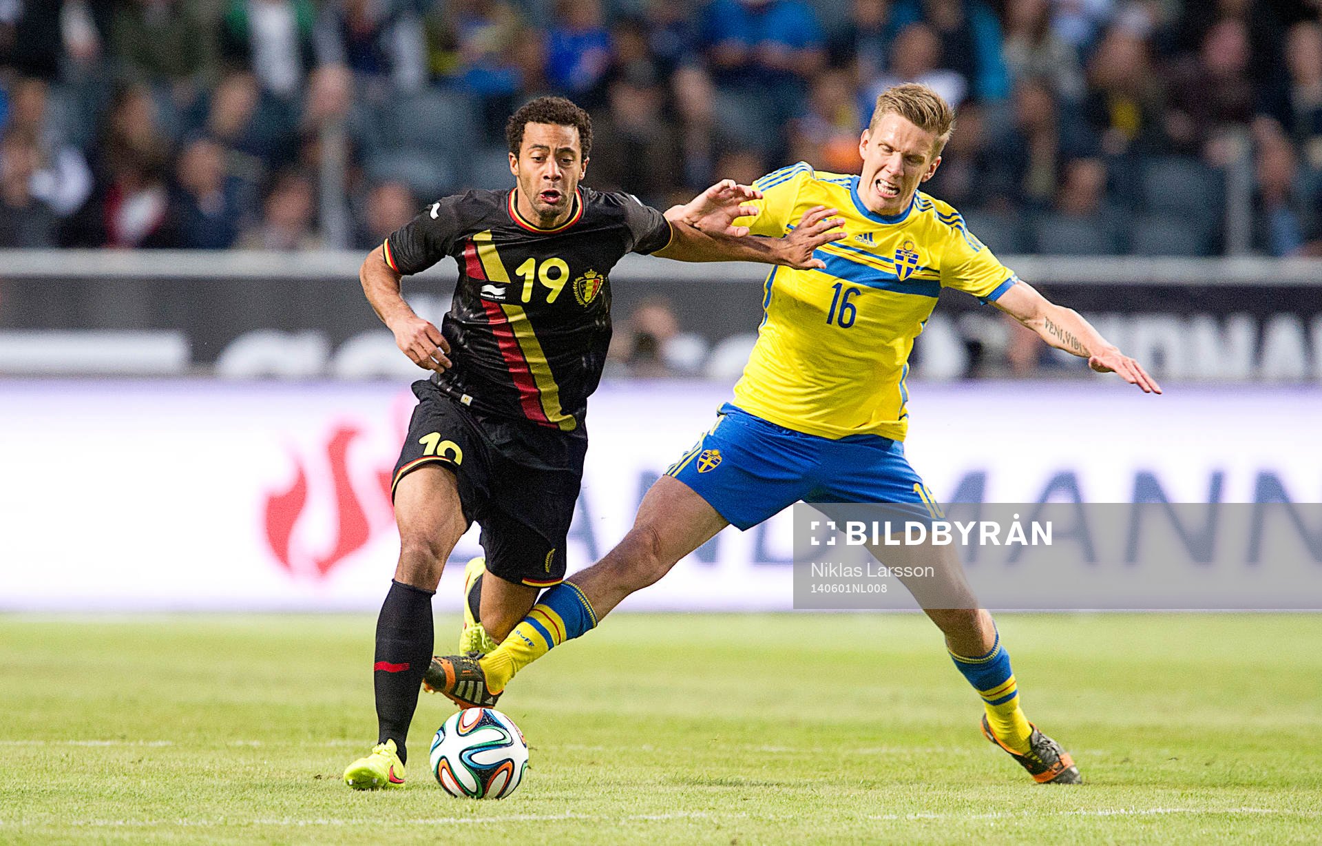 Belgiens Moussa Dembele och Sveriges Pontus Wernbloom