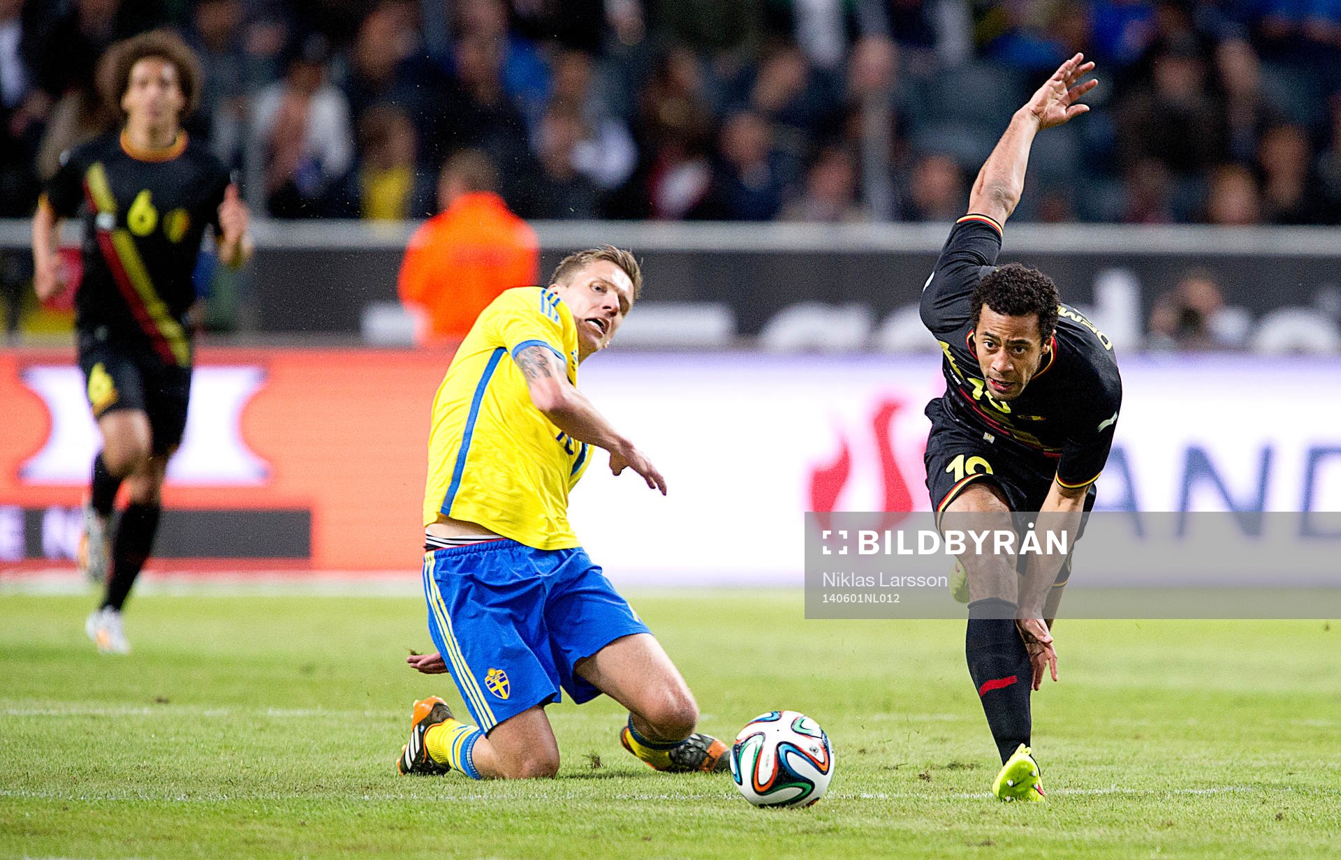 Sveriges Pontus Wernbloom och Belgiens Moussa Dembele