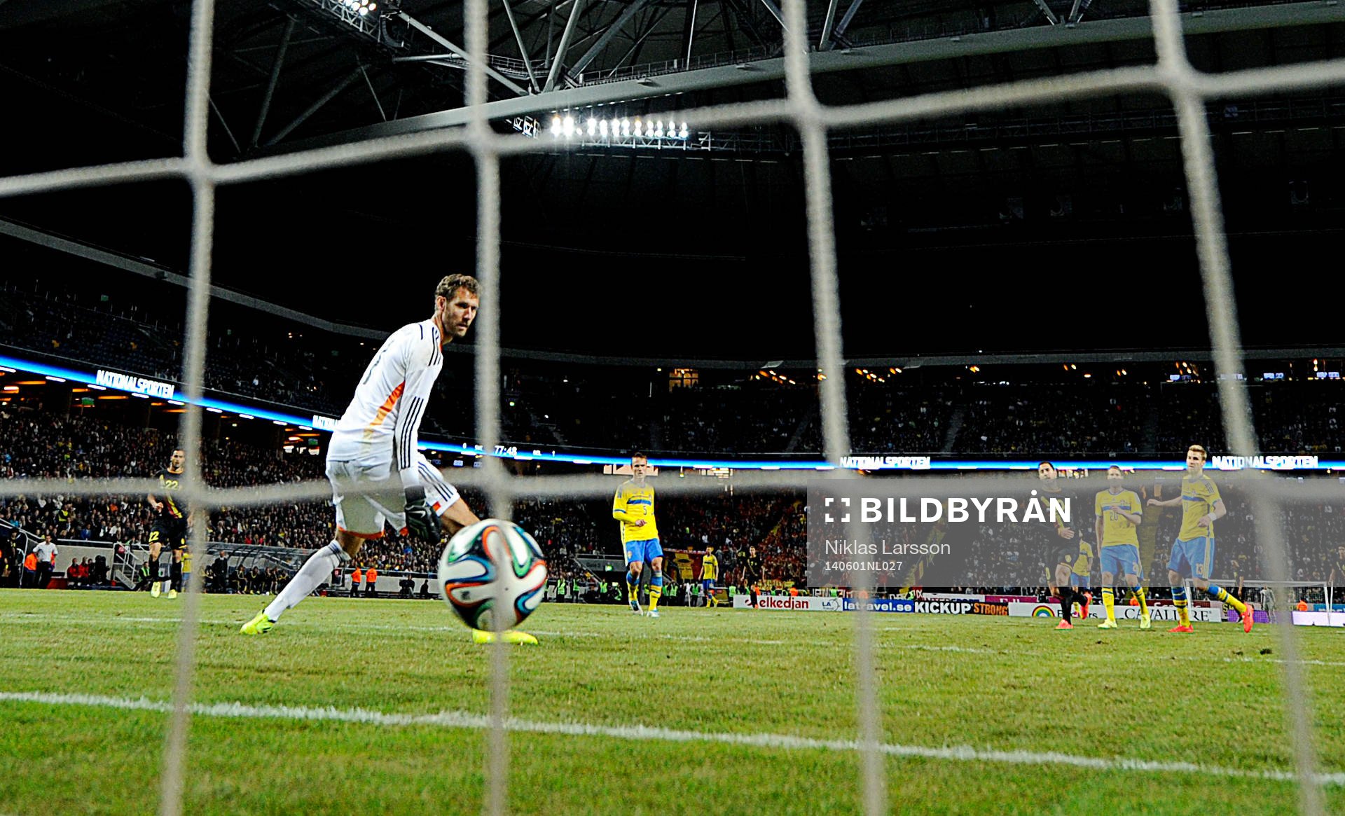Sveriges målvakt Andreas Isaksson släpper in 0-2 målet
