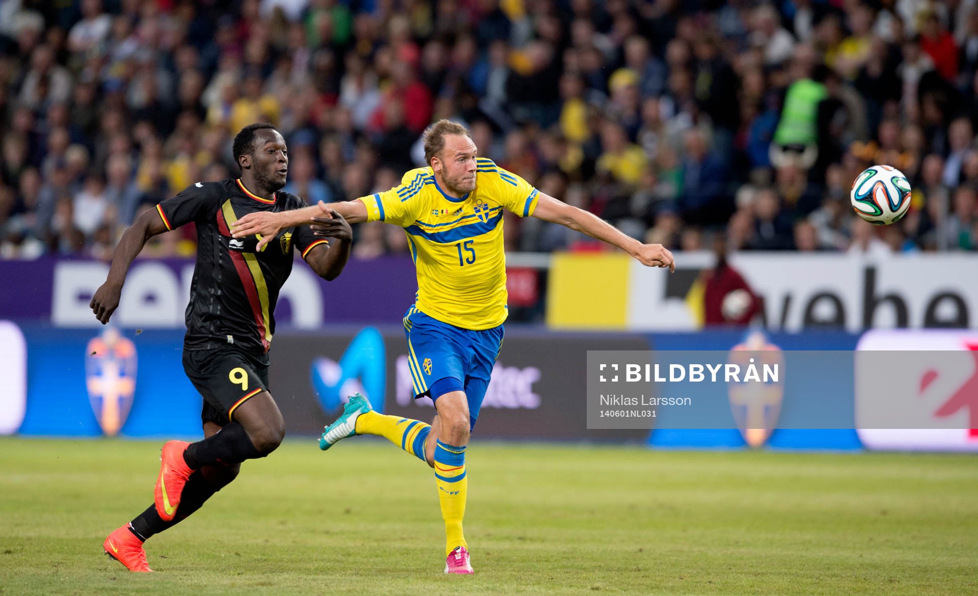 Sveriges Andreas Granqvist och Belgiens Romelu Lukaku