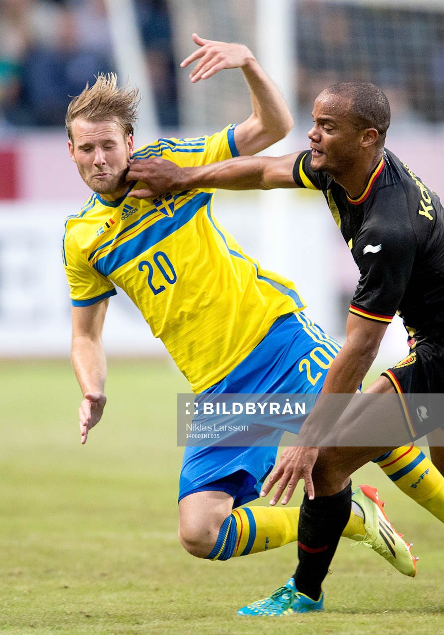 Sveriges Ola Toivonen och Belgiens Vincent Kompany