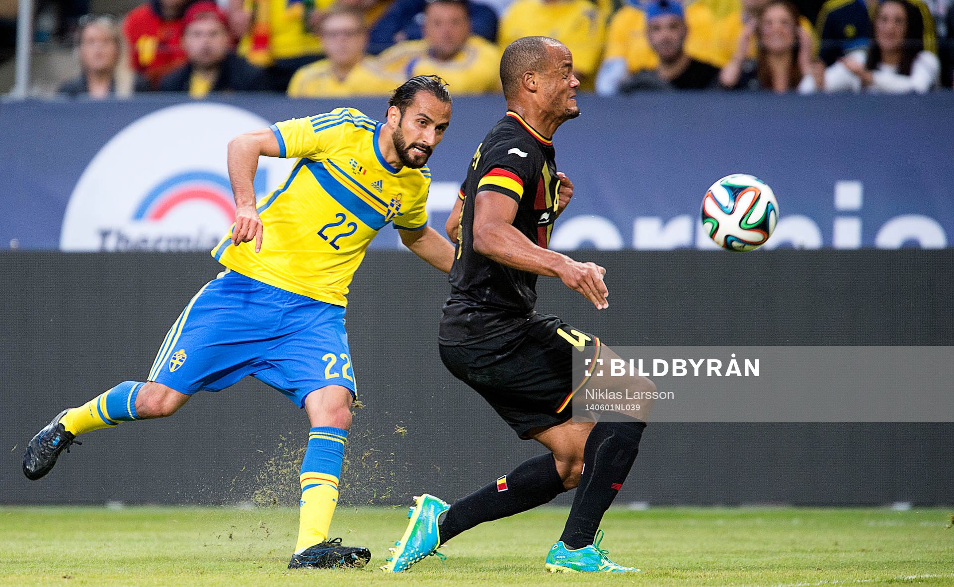 Sveriges Erkan Zengin och Belgiens Vincent Kompany