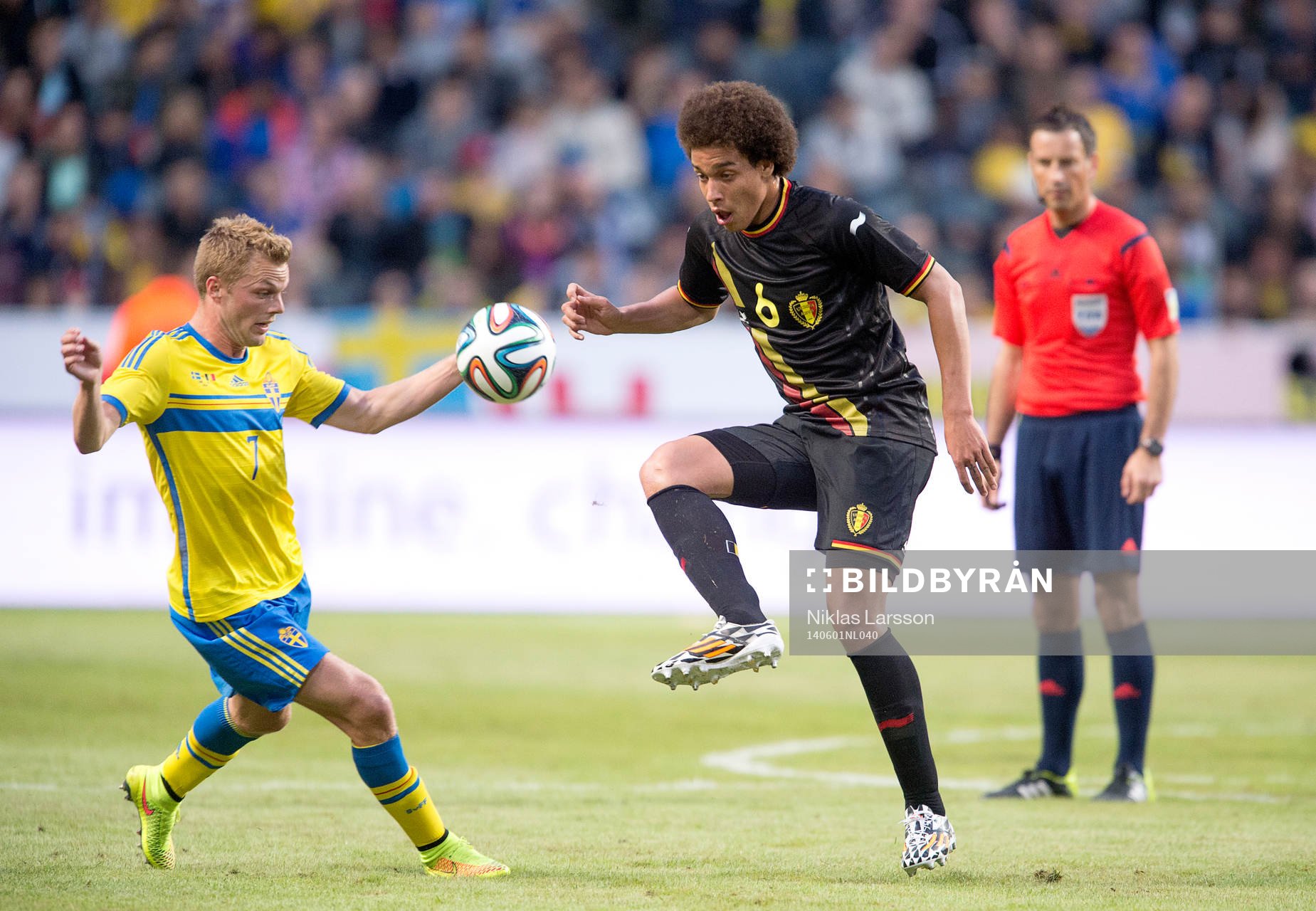 Sveriges Sebastian Larsson och Belgiens Axel Witsel