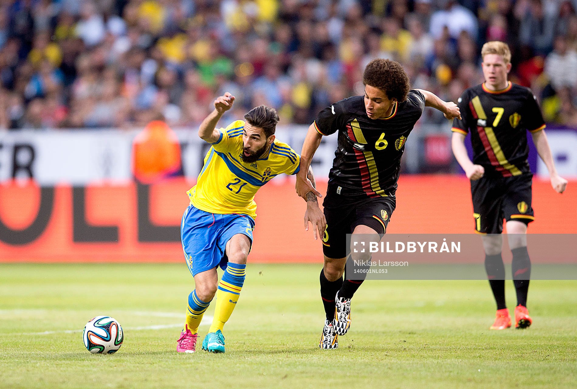 Sveriges Jimmy Durmaz och Belgiens Axel Witsel
