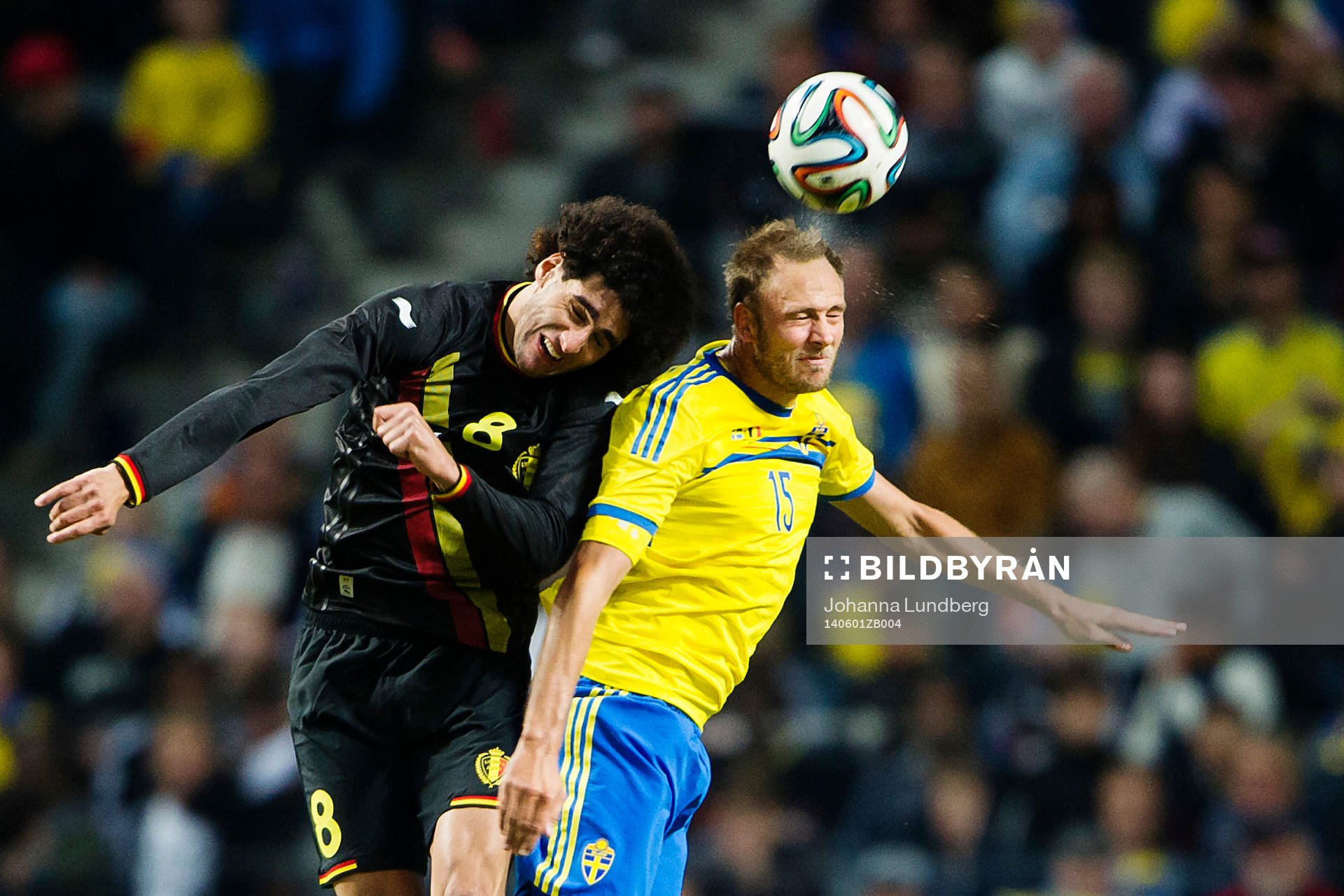 Belgiens Marouane Fellaini i en duell med Sveriges Andreas