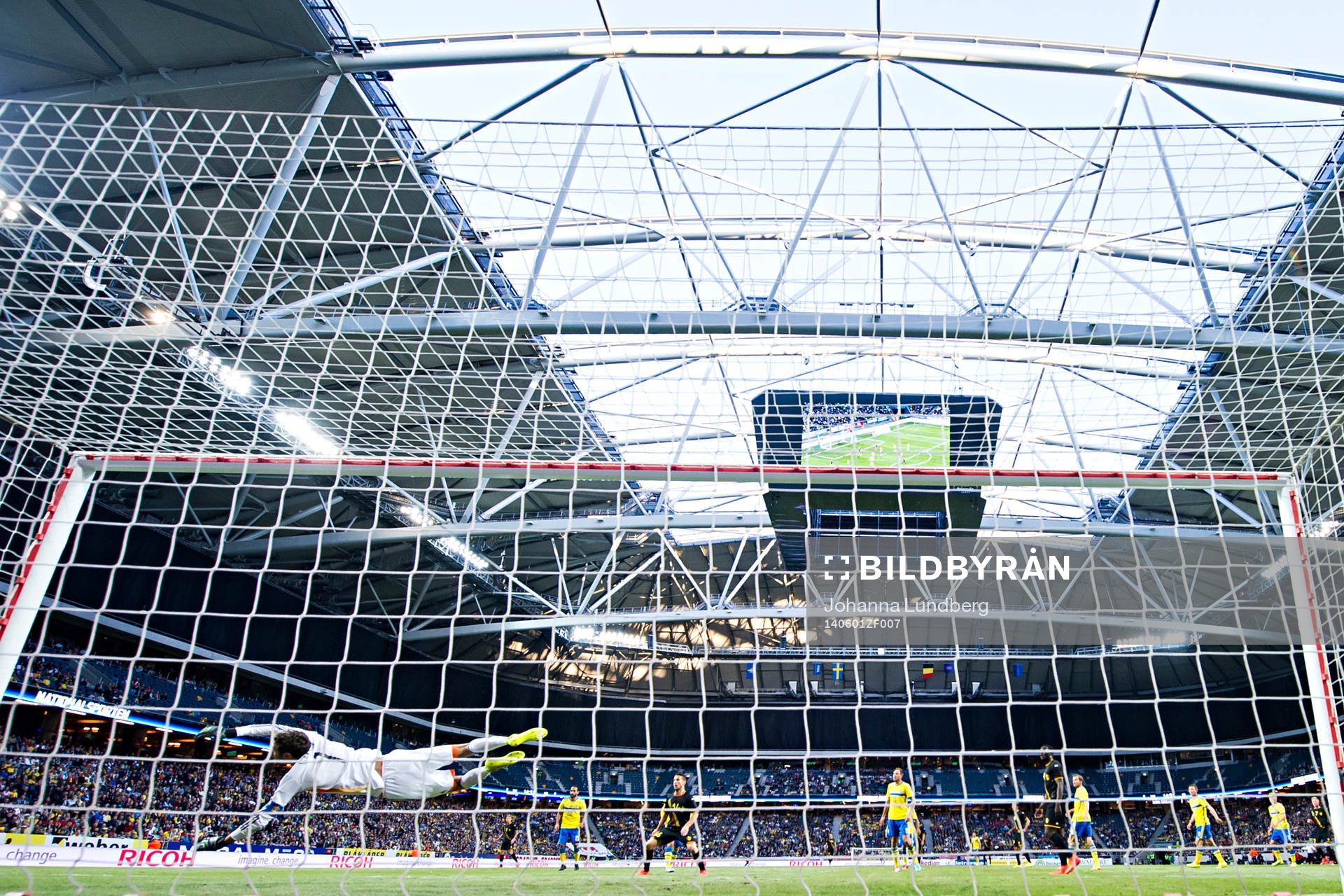 Sveriges målvakt Andreas Isaksson kastar sig