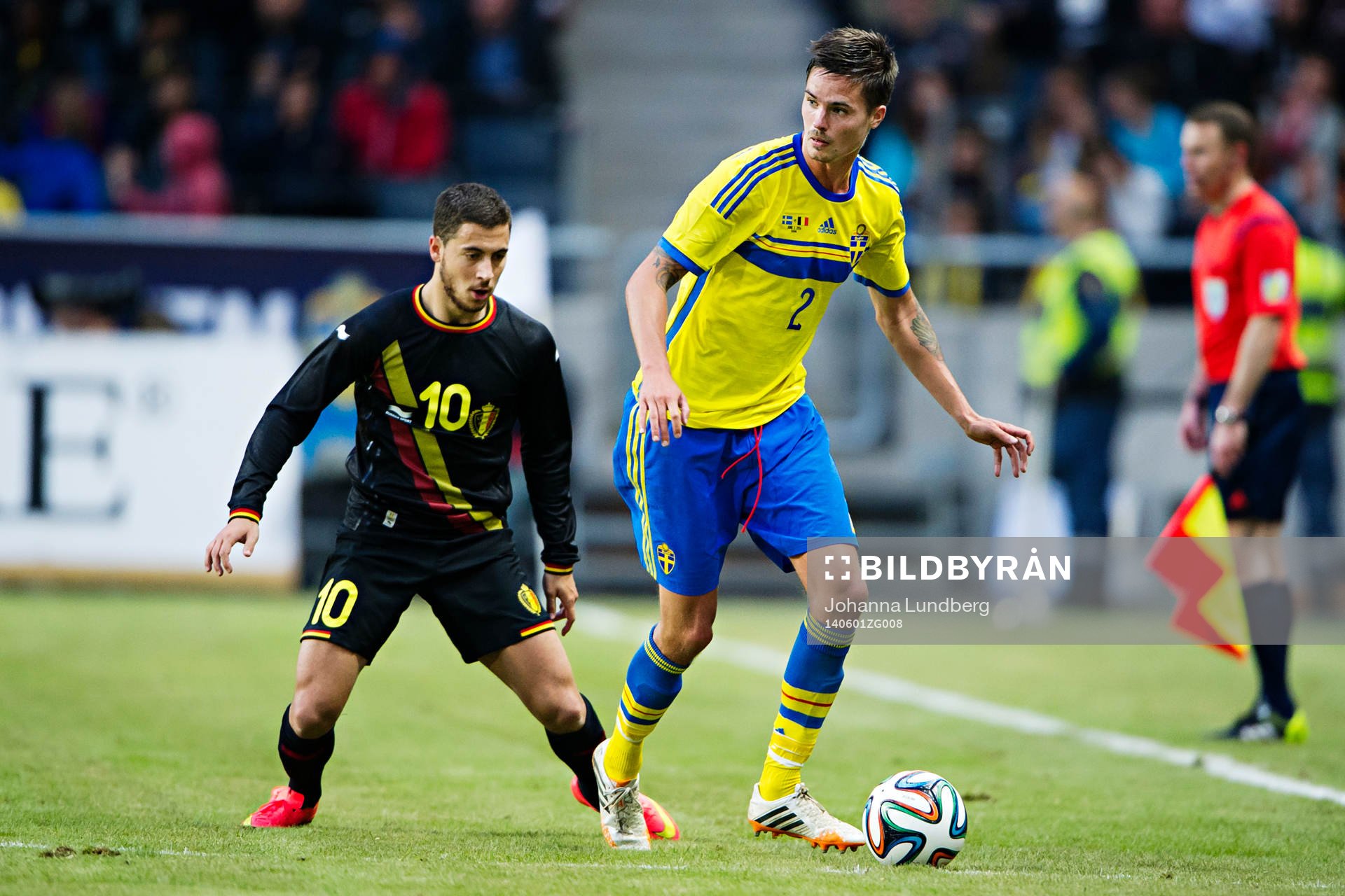 Belgiens Eden Hazard och Sveriges Mikael Lustig