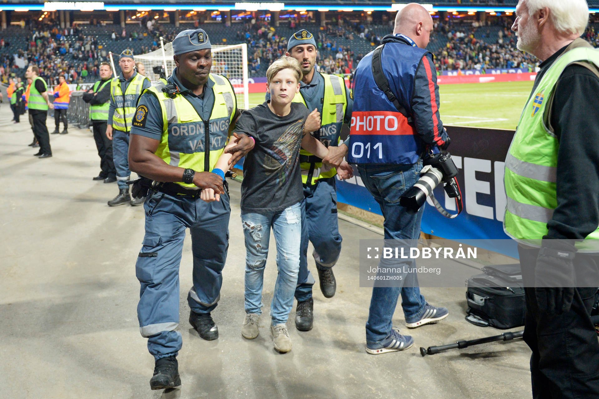 En supporter sprang in på plan men blev tagen av vakterna