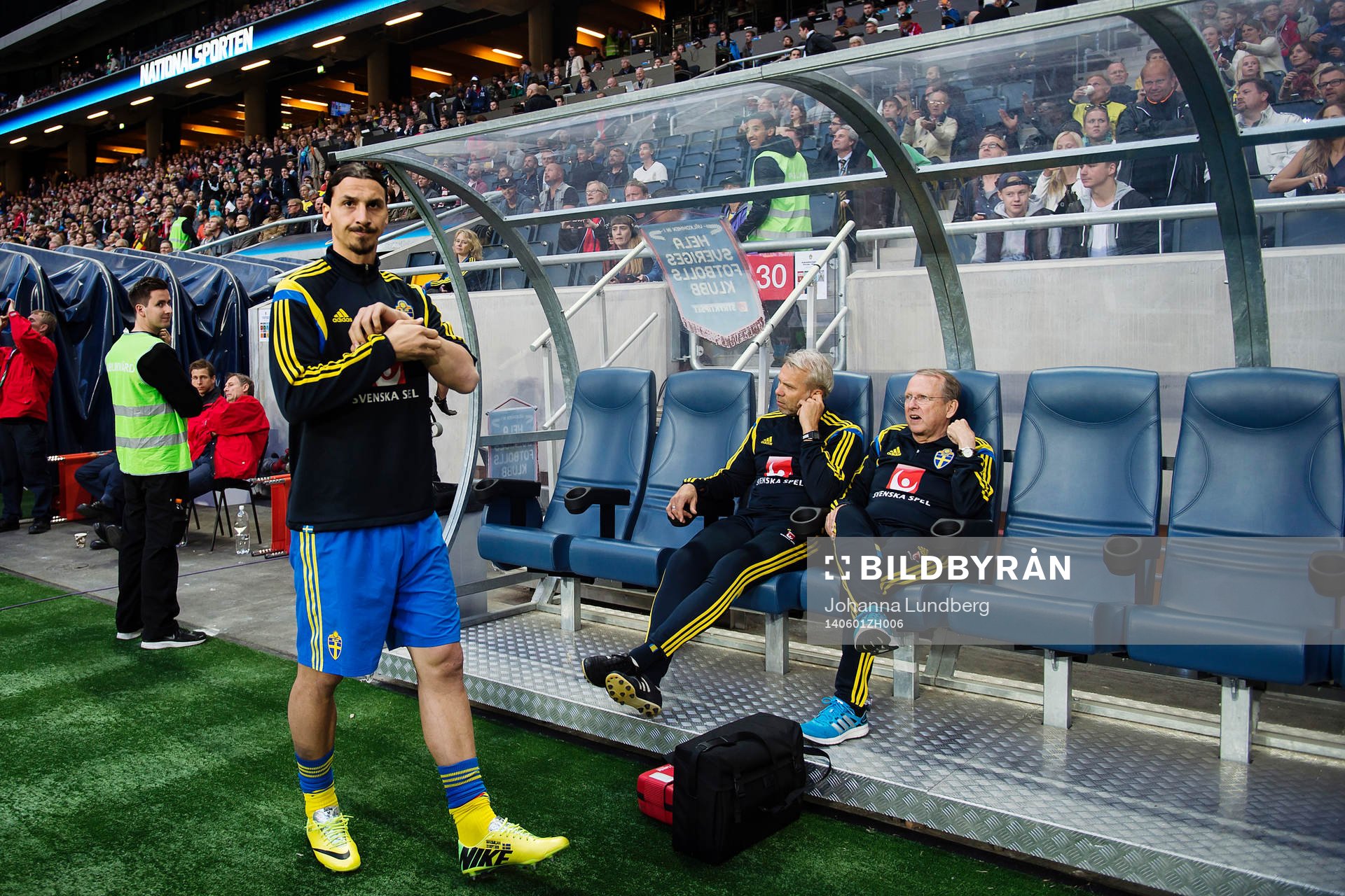 Sveriges Zlatan Ibrahimovic på bänken