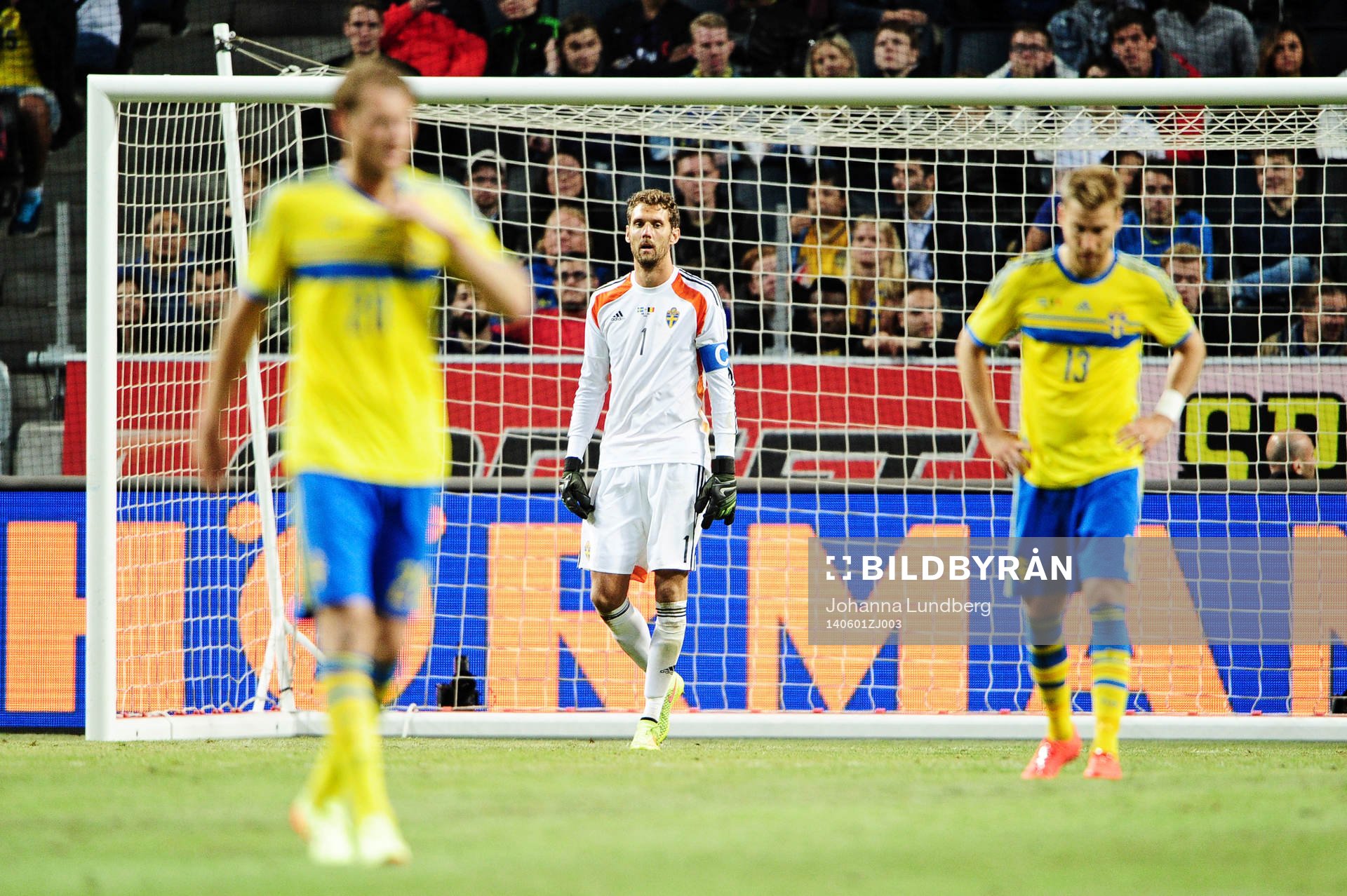 Sveriges målvakt Andreas Isaksson deppar