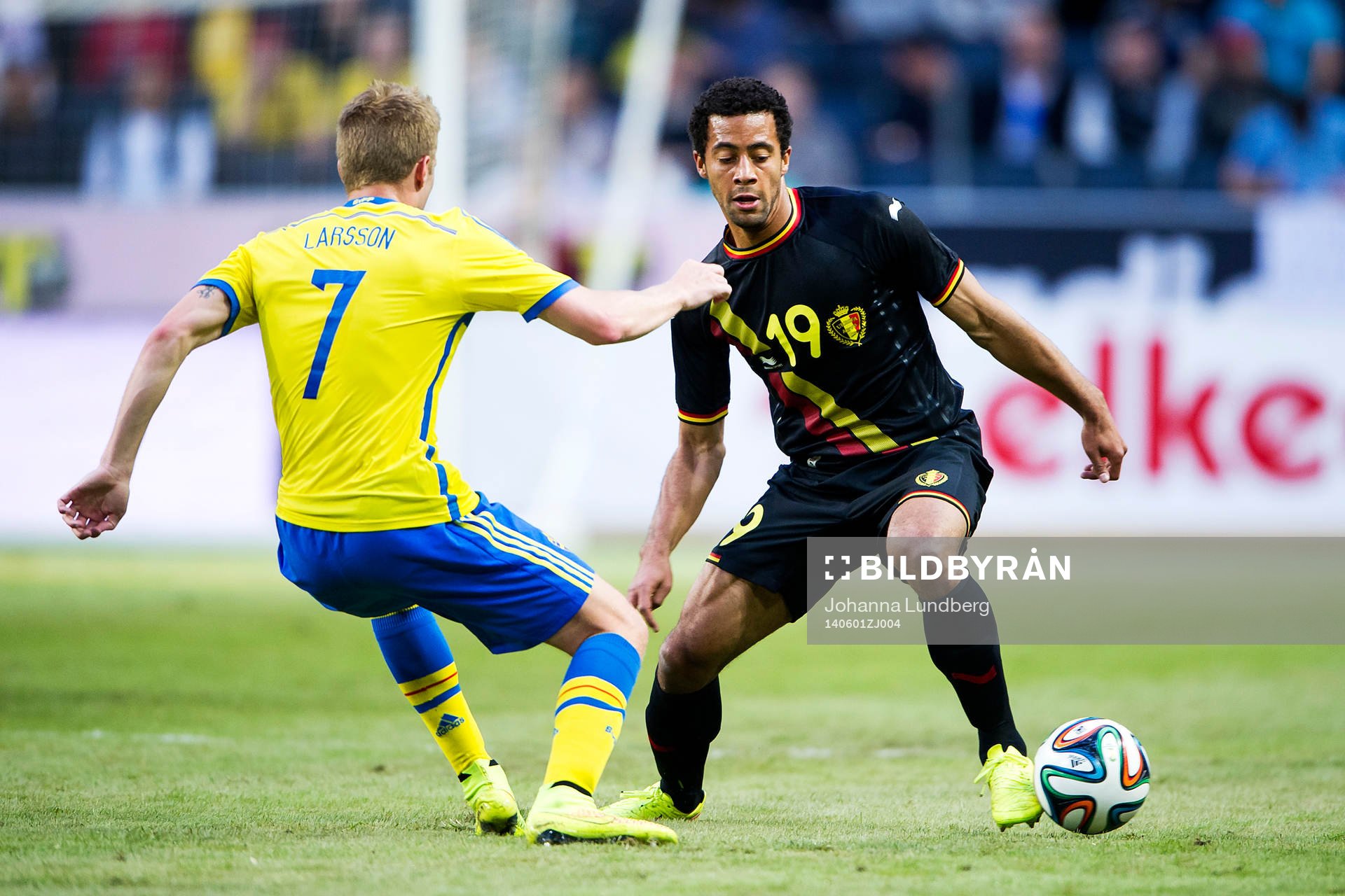 Sveriges Sebastian Larsson mot Belgiens Moussa Dembele