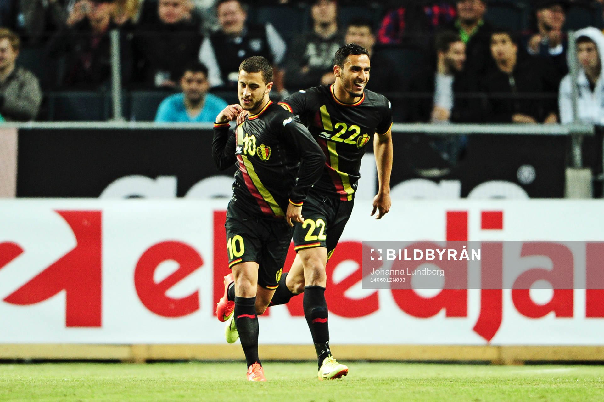 Belgiens Eden Hazard och Nacer Chadli jublar efter 0-2 under fotbollslandskampen mellan Sverige och Belgien den 1 juni 2014 i Stockholm. 