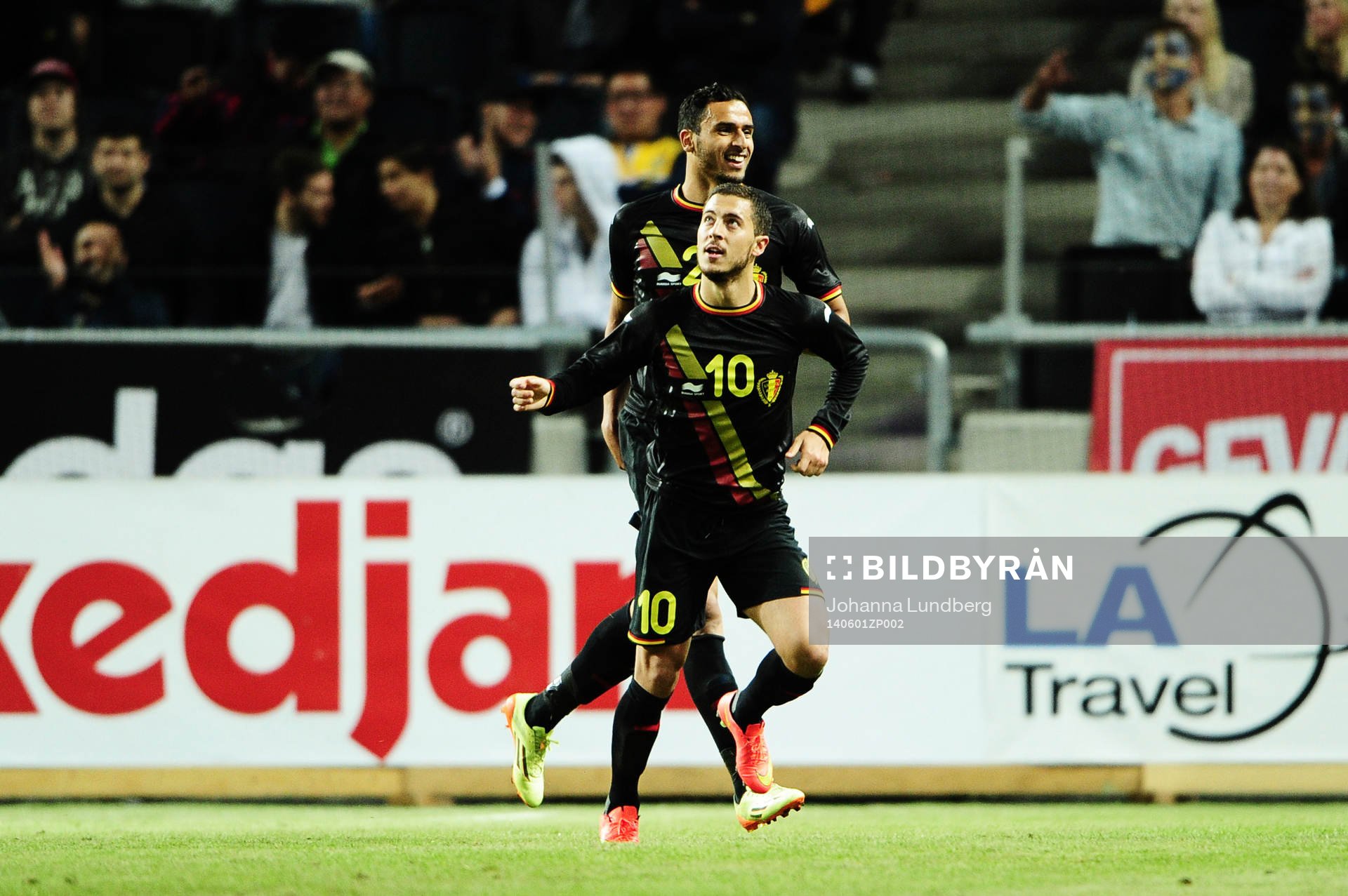 Belgiens Eden Hazard och Nacer Chadli jublar efter 0-2 under fotbollslandskampen mellan Sverige och Belgien den 1 juni 2014 i Stockholm. 