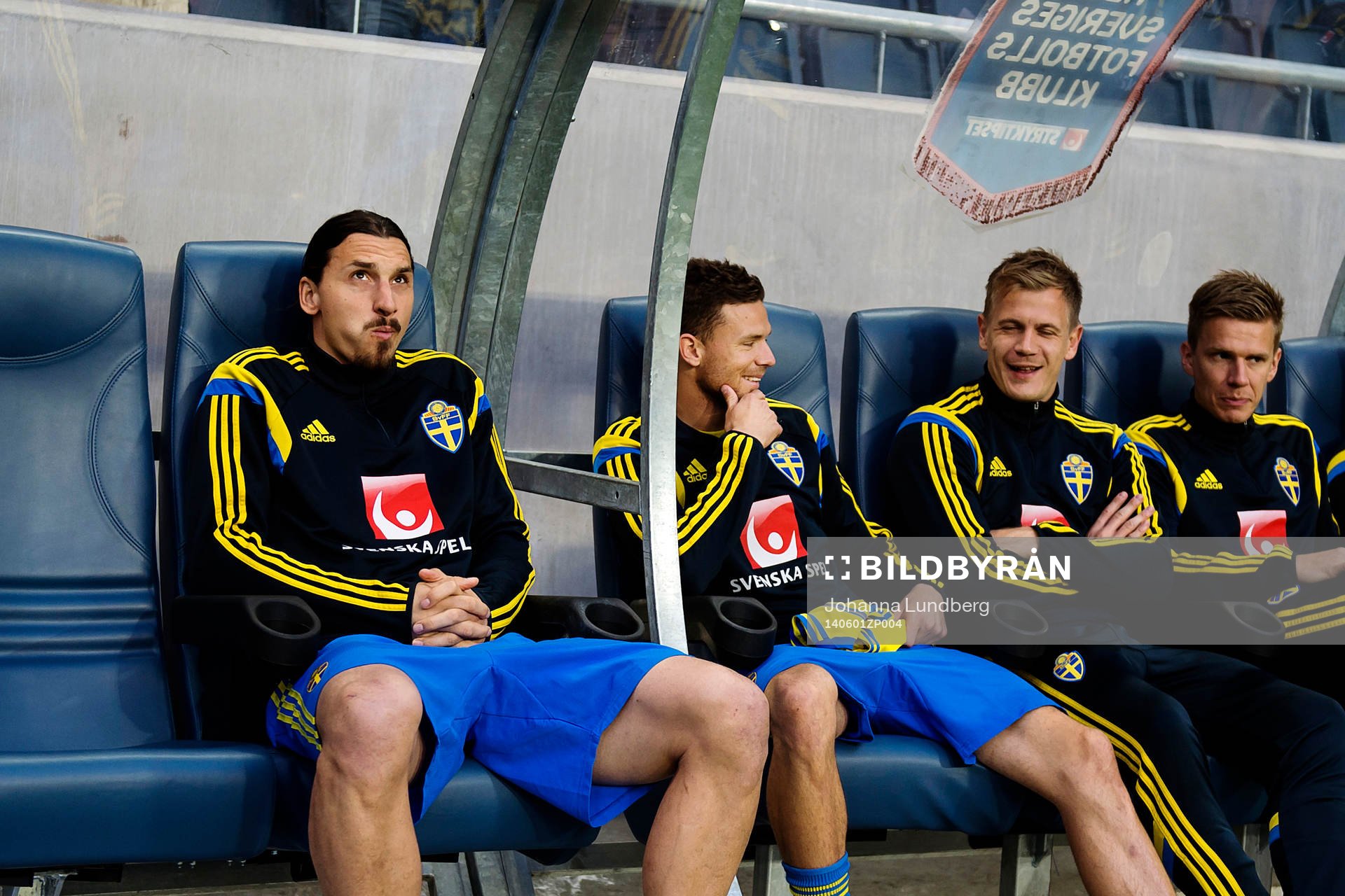 Sveriges Zlatan Ibrahimovic på bänken