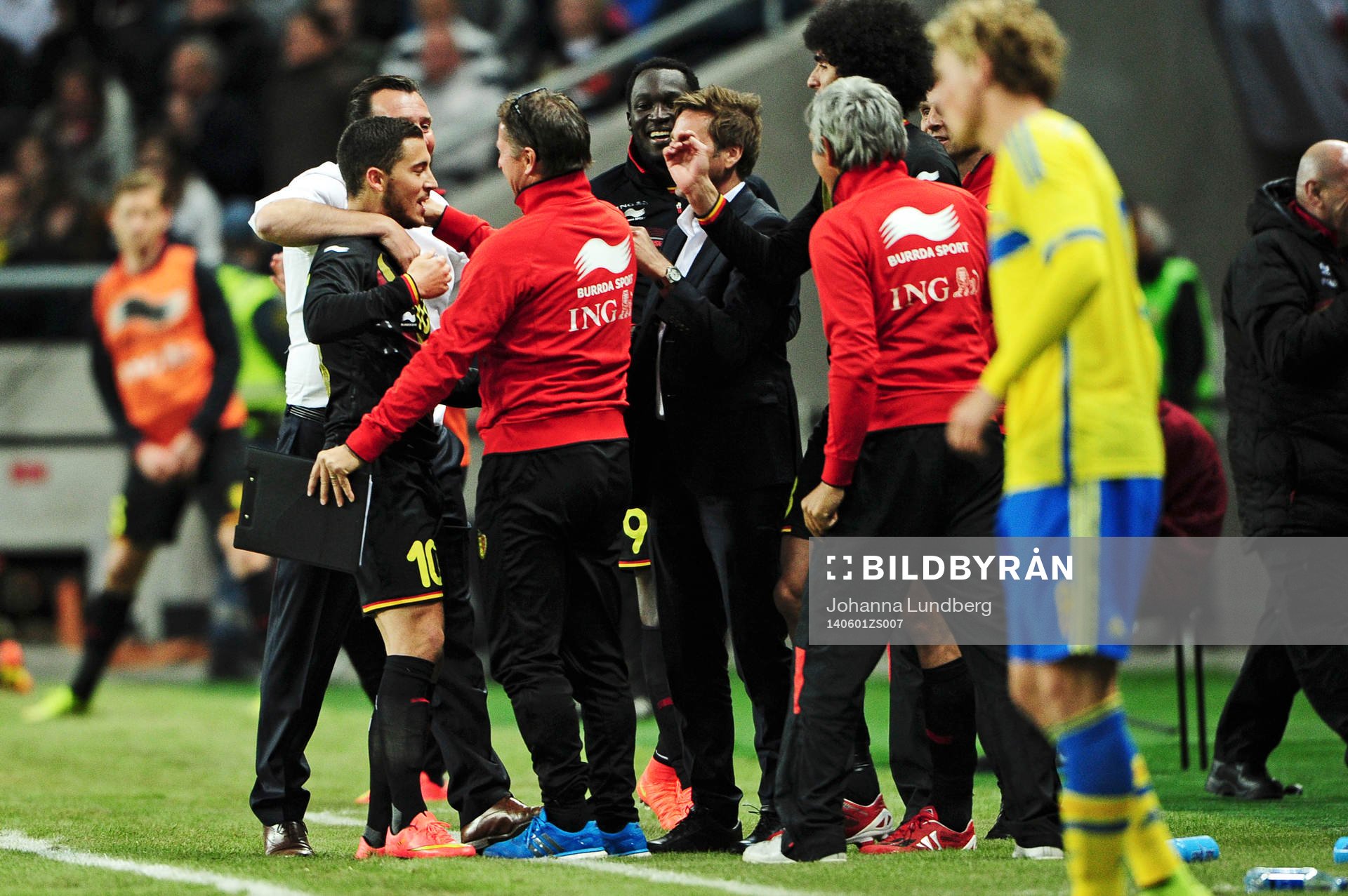 Belgiens Eden Hazard och tränare Marc Wilmots  jublar