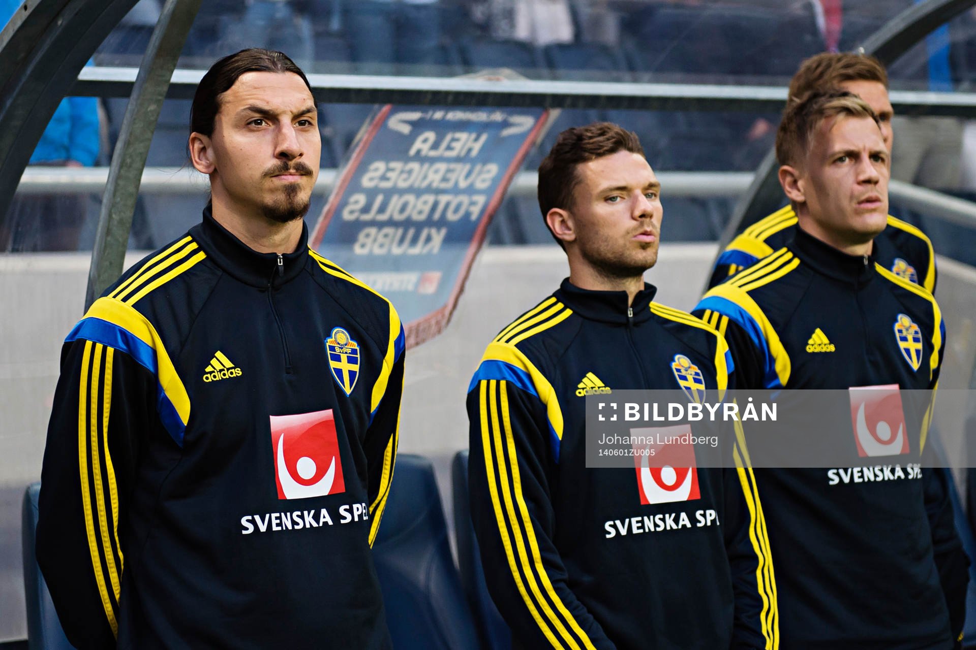 Sveriges Zlatan Ibrahimovic på bänken