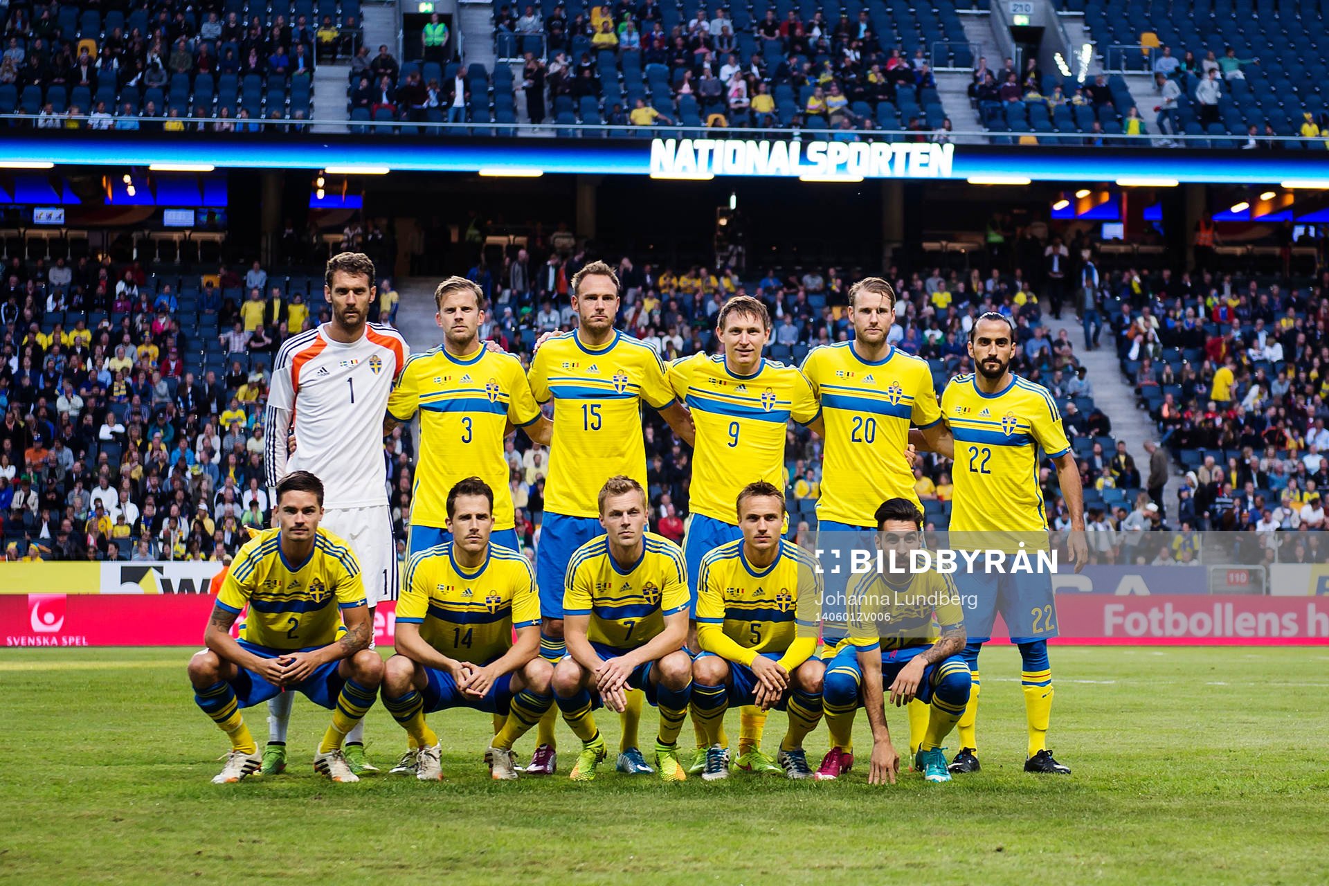 Sveriges spelare ställer upp för ett lagfoto Övre raden