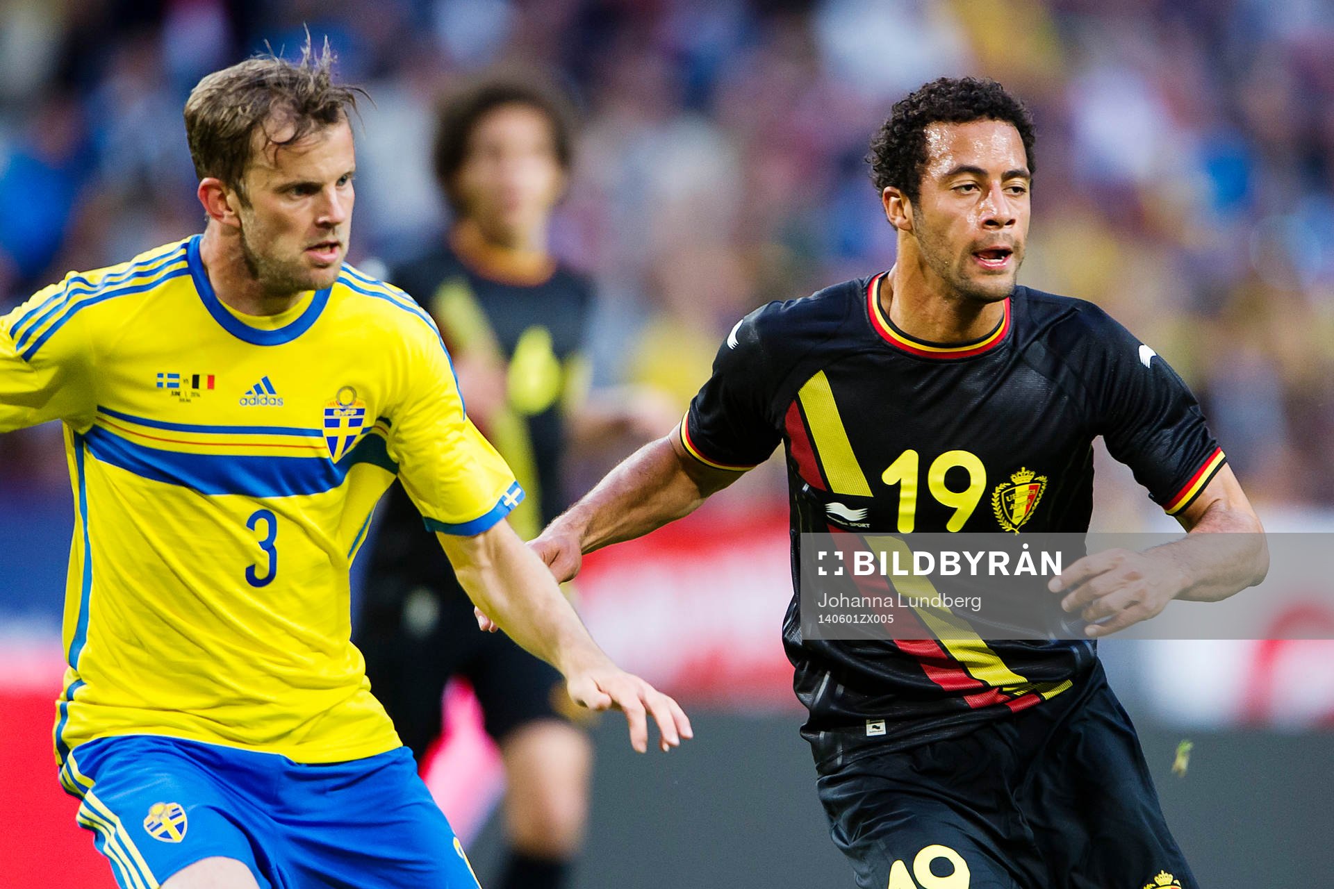 Sveriges Mikael Antonsson och Belgiens Moussa Dembele