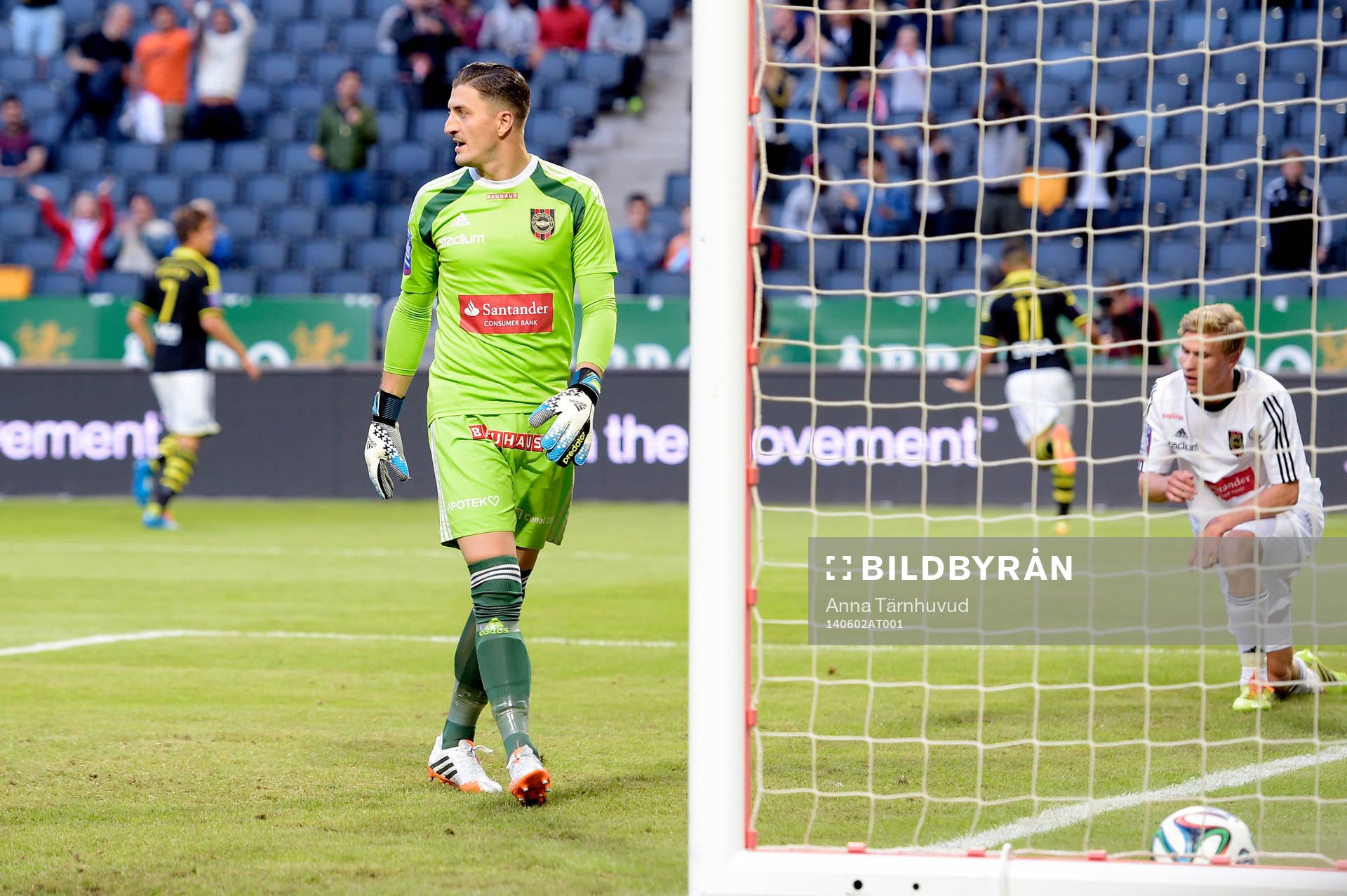 Brommapojkarnas målvakt Ivo Vazgec deppar