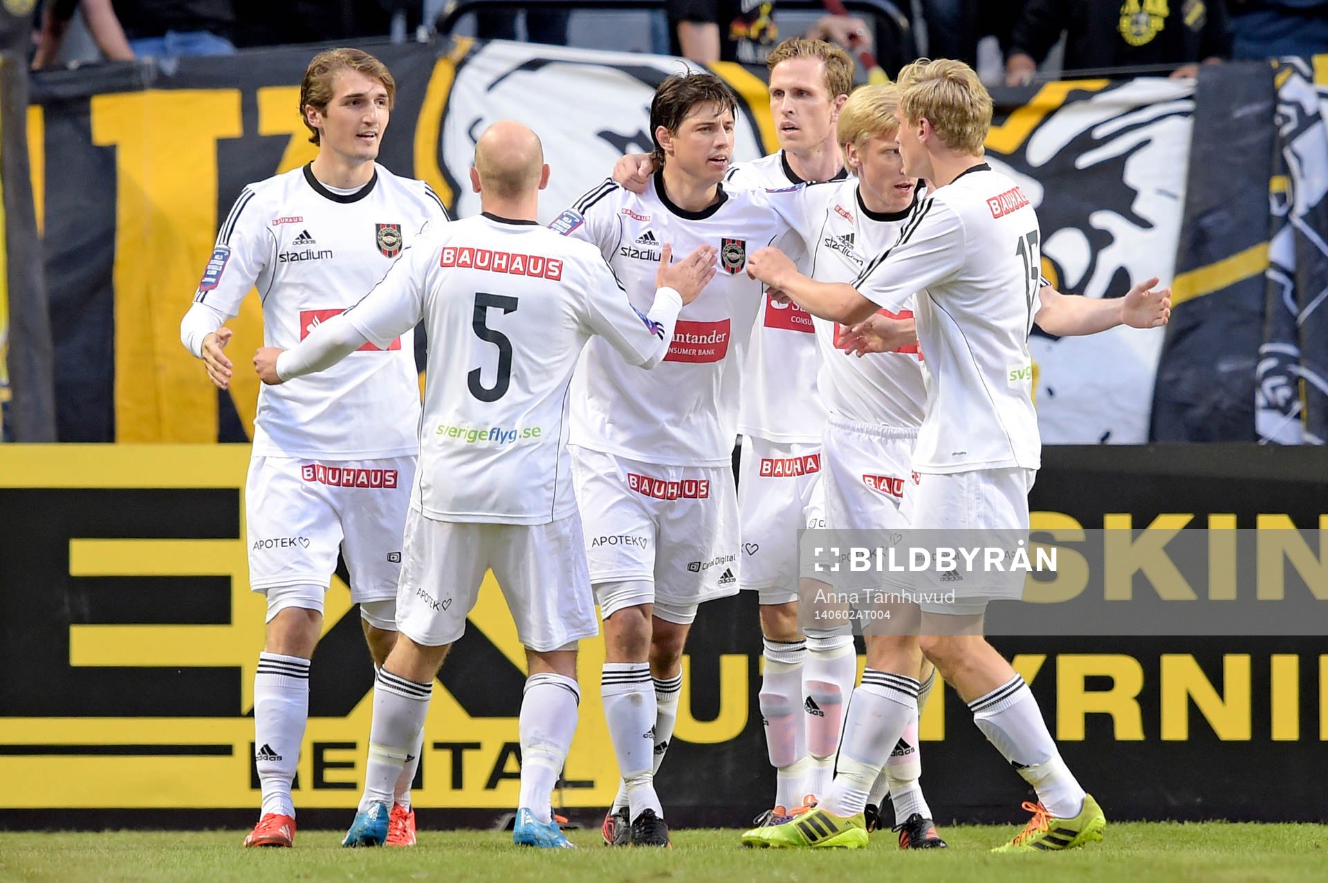 Brommapojkarnas spelare jublar