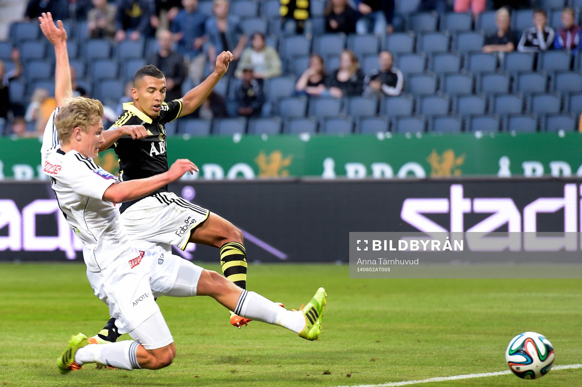 AIK:s Nabil Bahoui gör 1-1 under fotbollsmatchen i Allsvenskan mellan AIK och Brommapojkarna den 2 juni 2014.