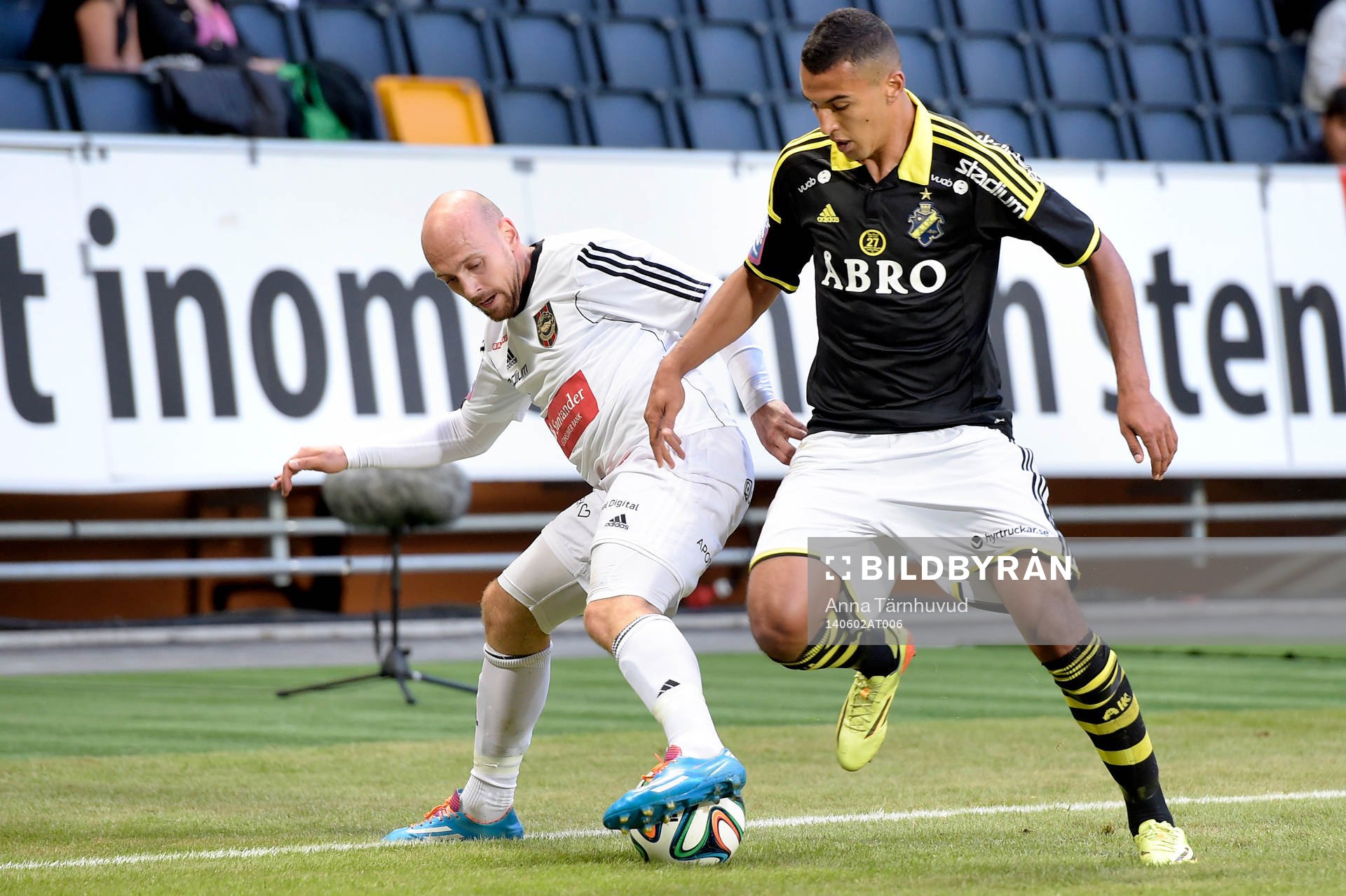 s Nabil Bahoui i kamp om bollen med Brommapojkarnas