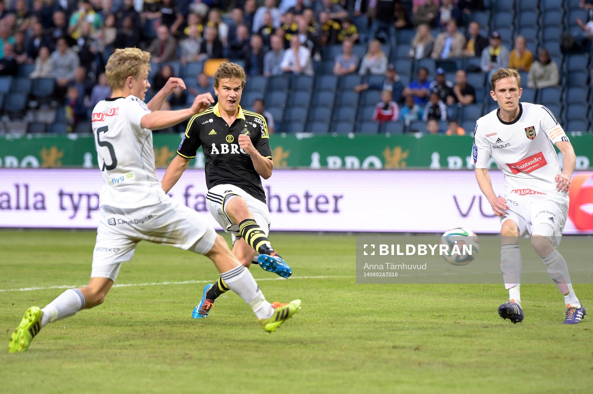 AIK:s Eero Markkanen gör 3-2 under fotbollsmatchen i Allsvenskan mellan AIK och Brommapojkarna den 2 juni 2014.