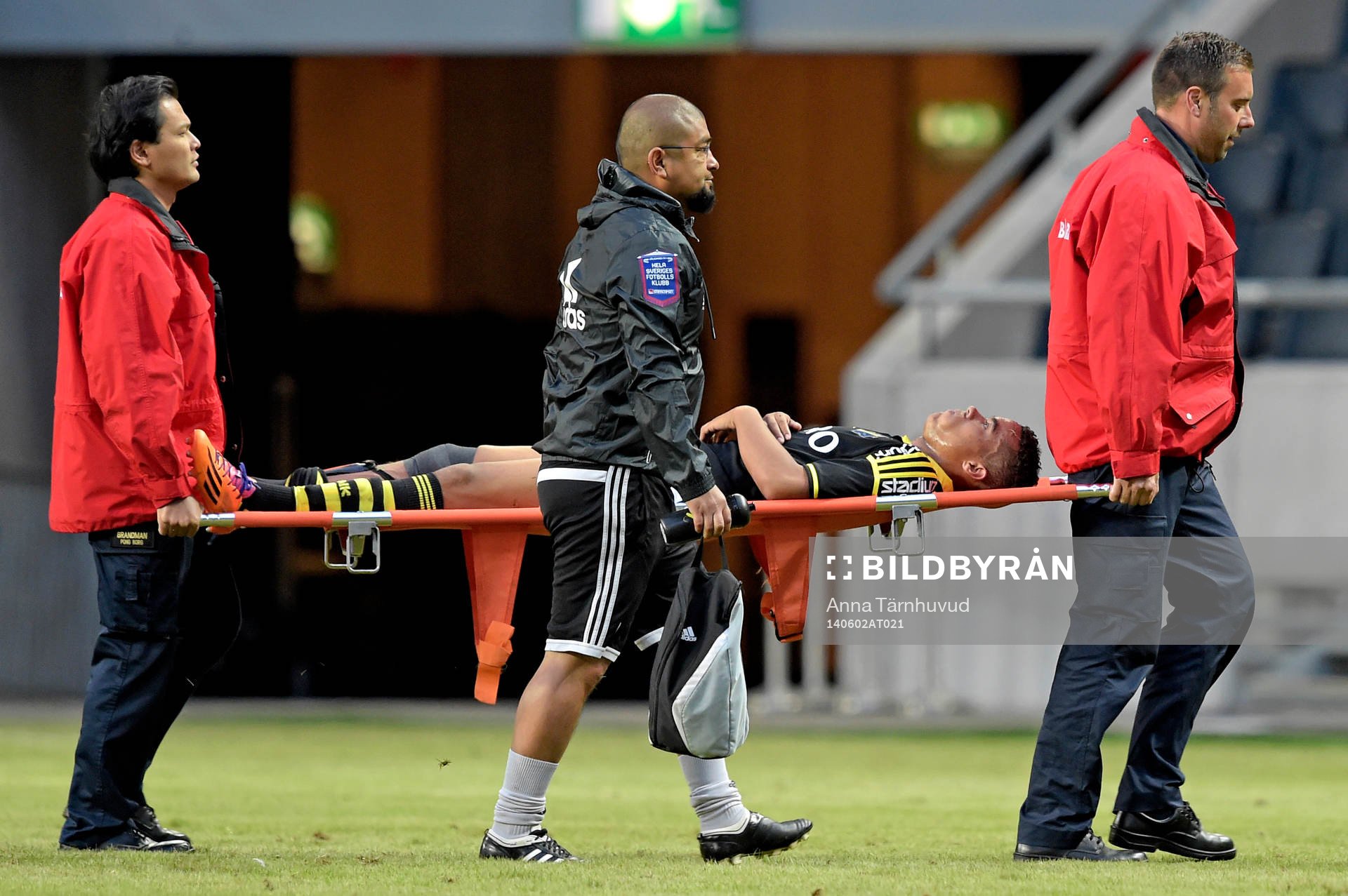 AIK:s Robin Quaison bärs av planen på bår efter en skada under fotbollsmatchen i Allsvenskan mellan AIK och Brommapojkarna den 2 juni 2014.