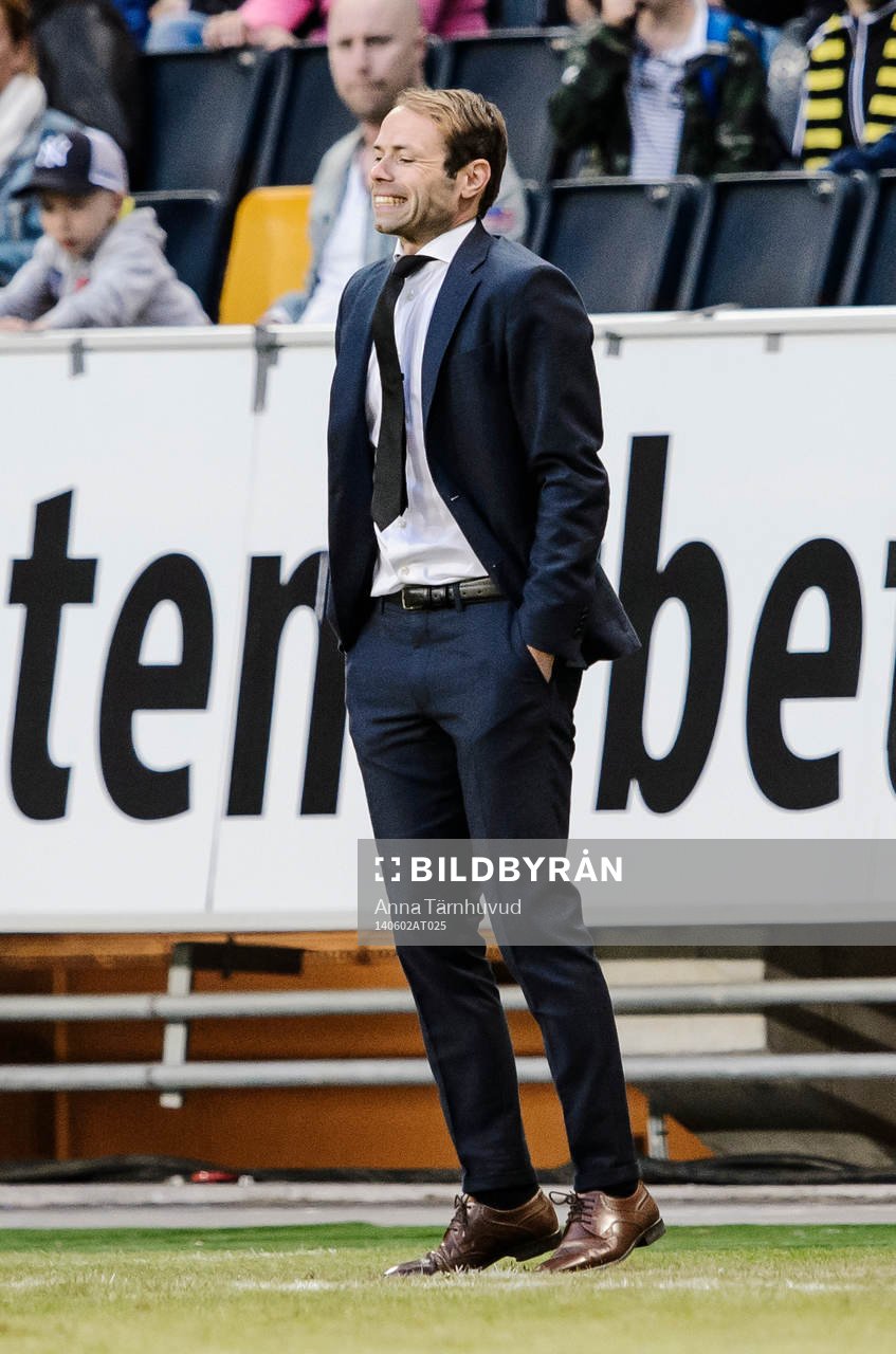 AIK:s tränare Andreas Alm under fotbollsmatchen i Allsvenskan mellan AIK och Brommapojkarna den 2 juni 2014.