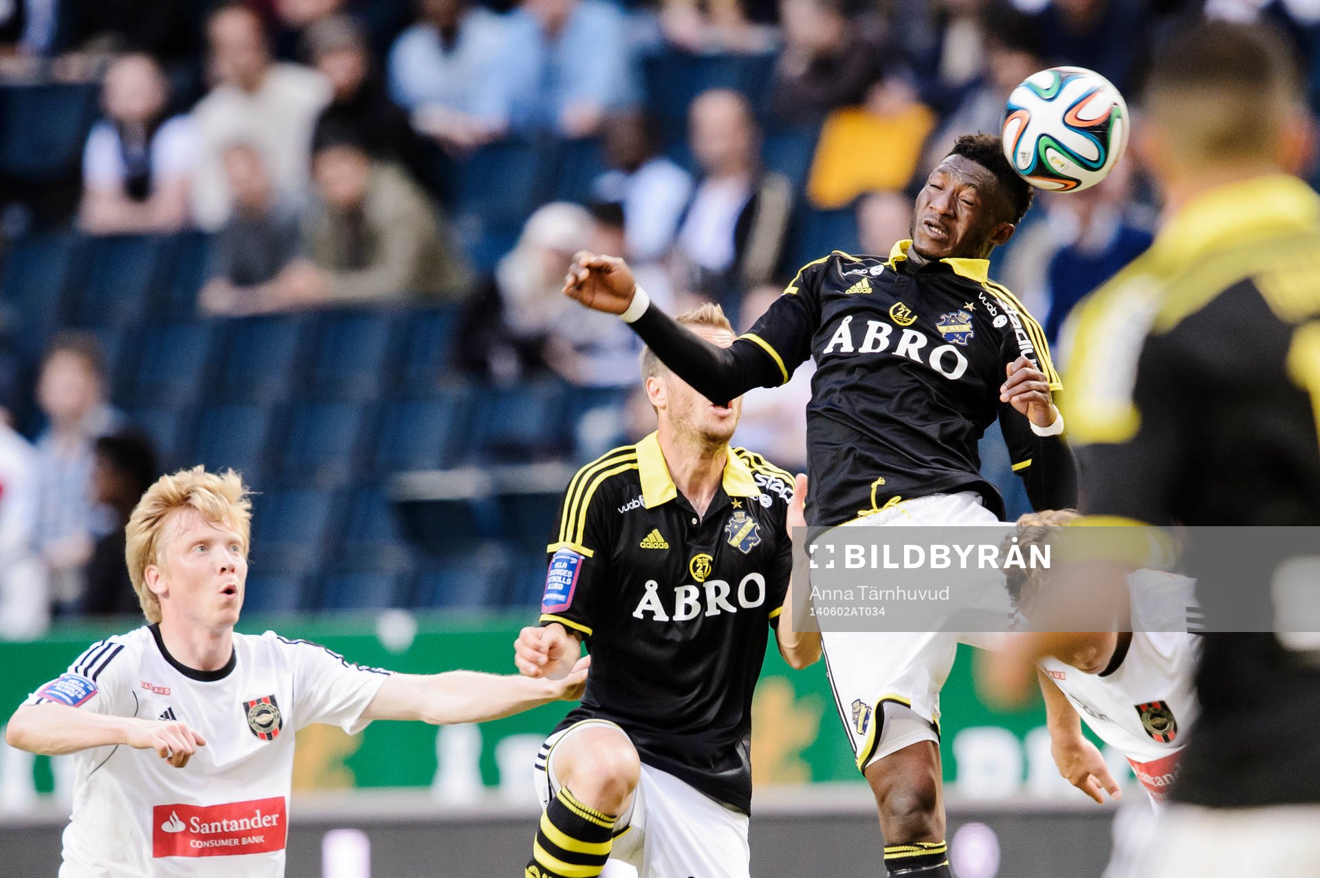 s Ibrahim Moro nickar bollen och bredvid är