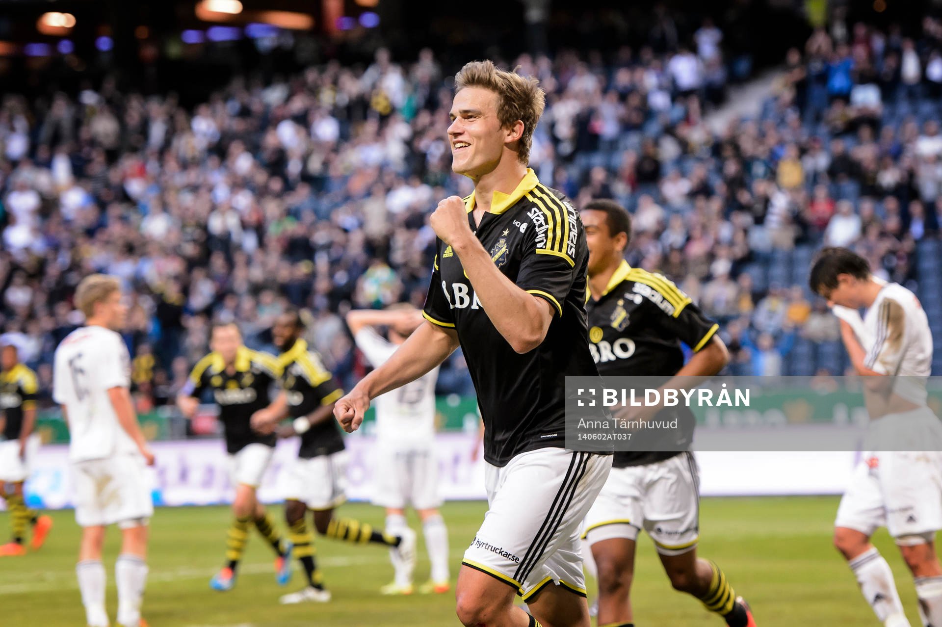 s Eero Markkanen jublar och Brommapojkarnas spelare deppar