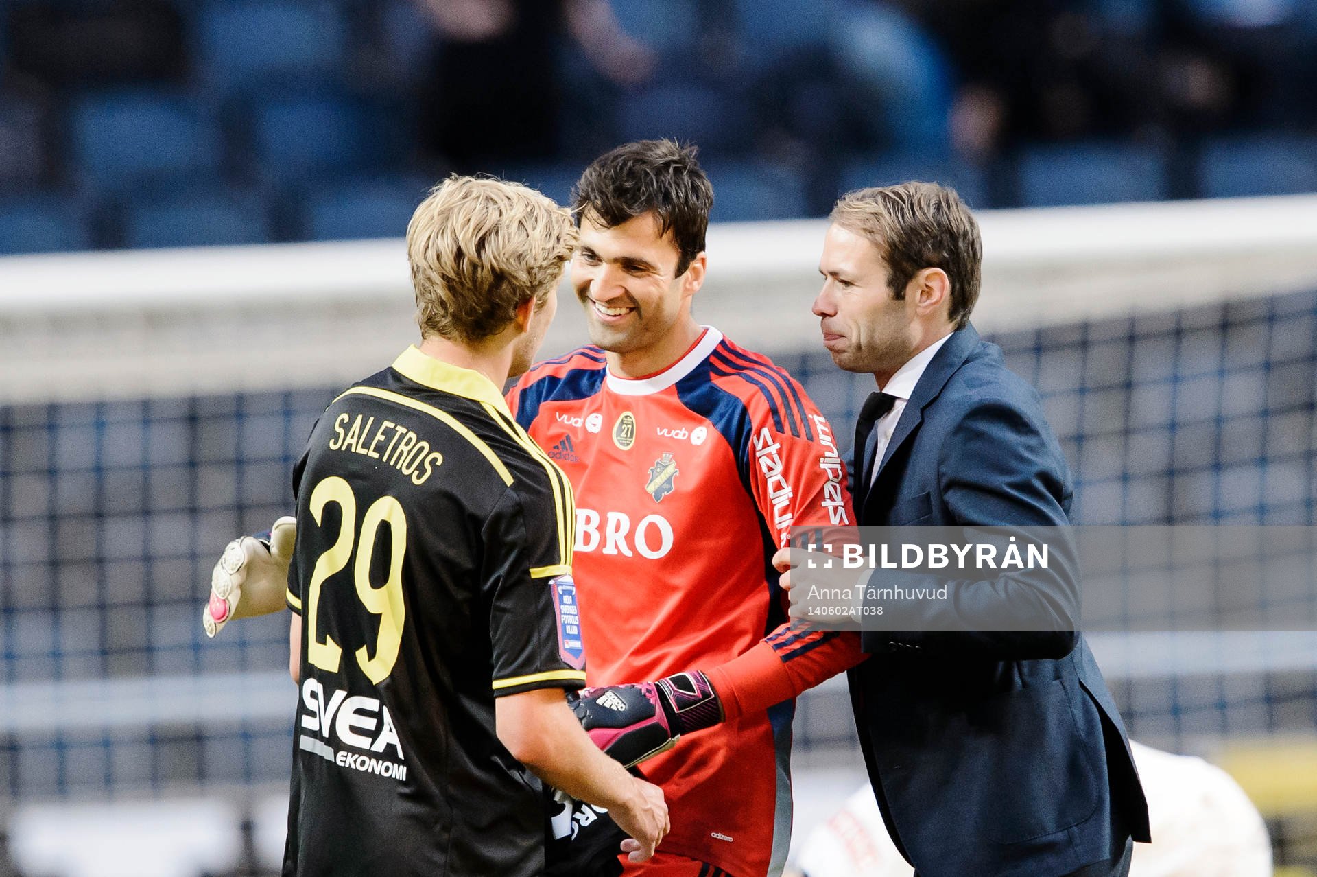s tränare Andreas Alm tackar sina spelare målvakt