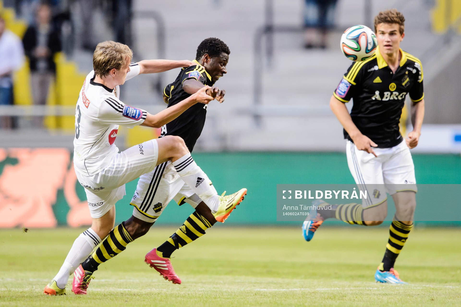s Ebenezer Ofori och bredvid är AIK:s Eero Markkanen