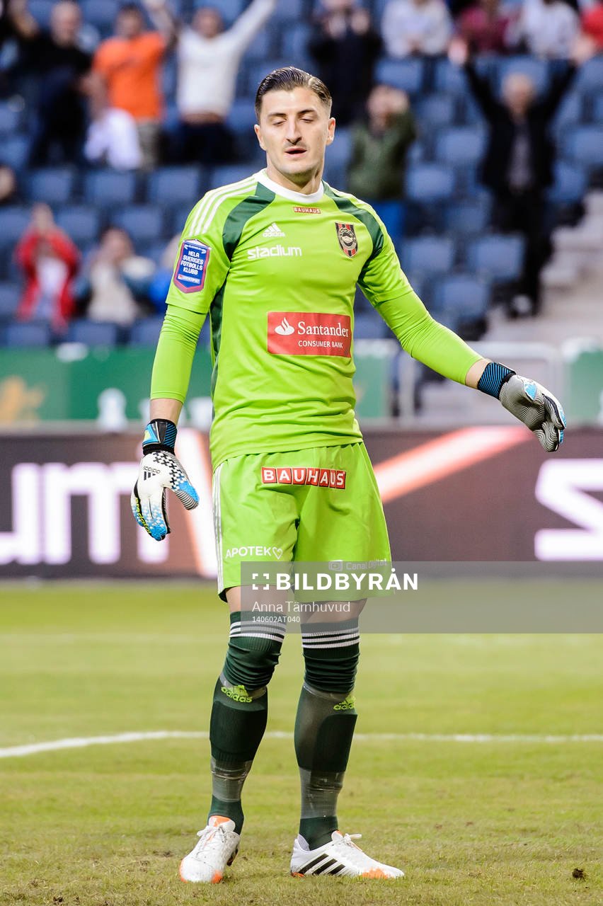 Brommapojkarnas målvakt Ivo Vazgec deppar