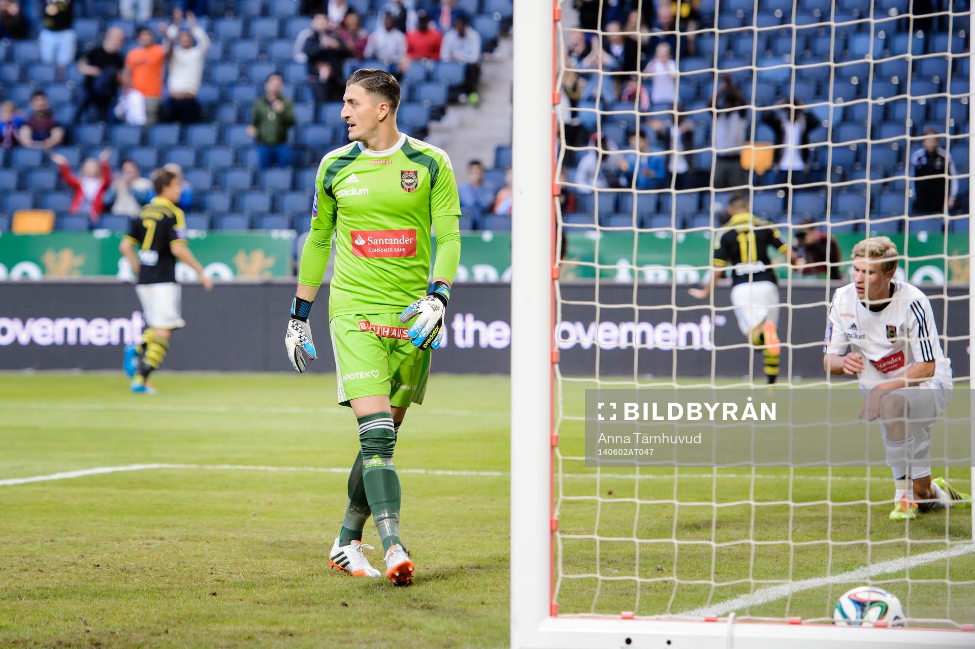 Brommapojkarnas målvakt Ivo Vazgec deppar