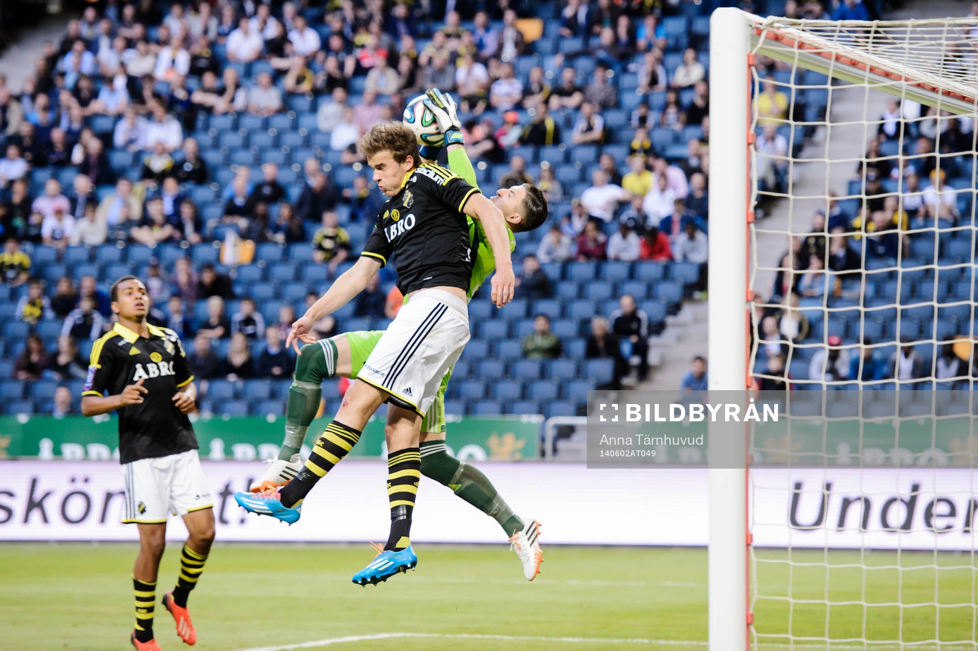 s Eero Markkanen och Brommapojkarnas målvakt Ivo Vazgec i
