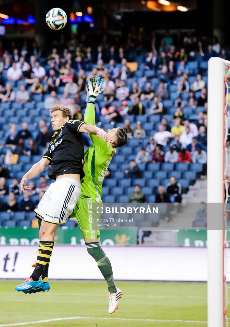 s Eero Markkanen och Brommapojkarnas målvakt Ivo Vazgec i