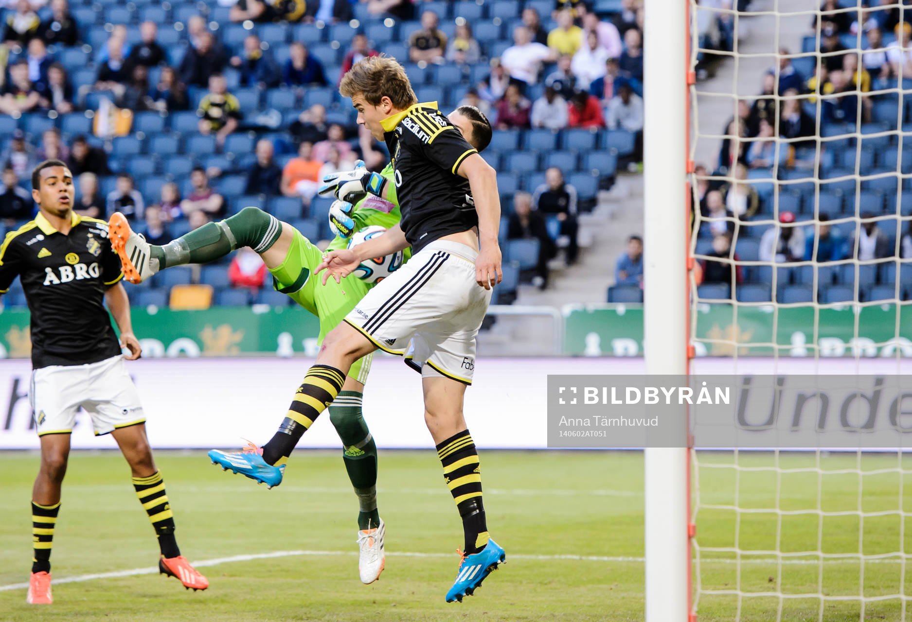 s Eero Markkanen och Brommapojkarnas målvakt Ivo Vazgec