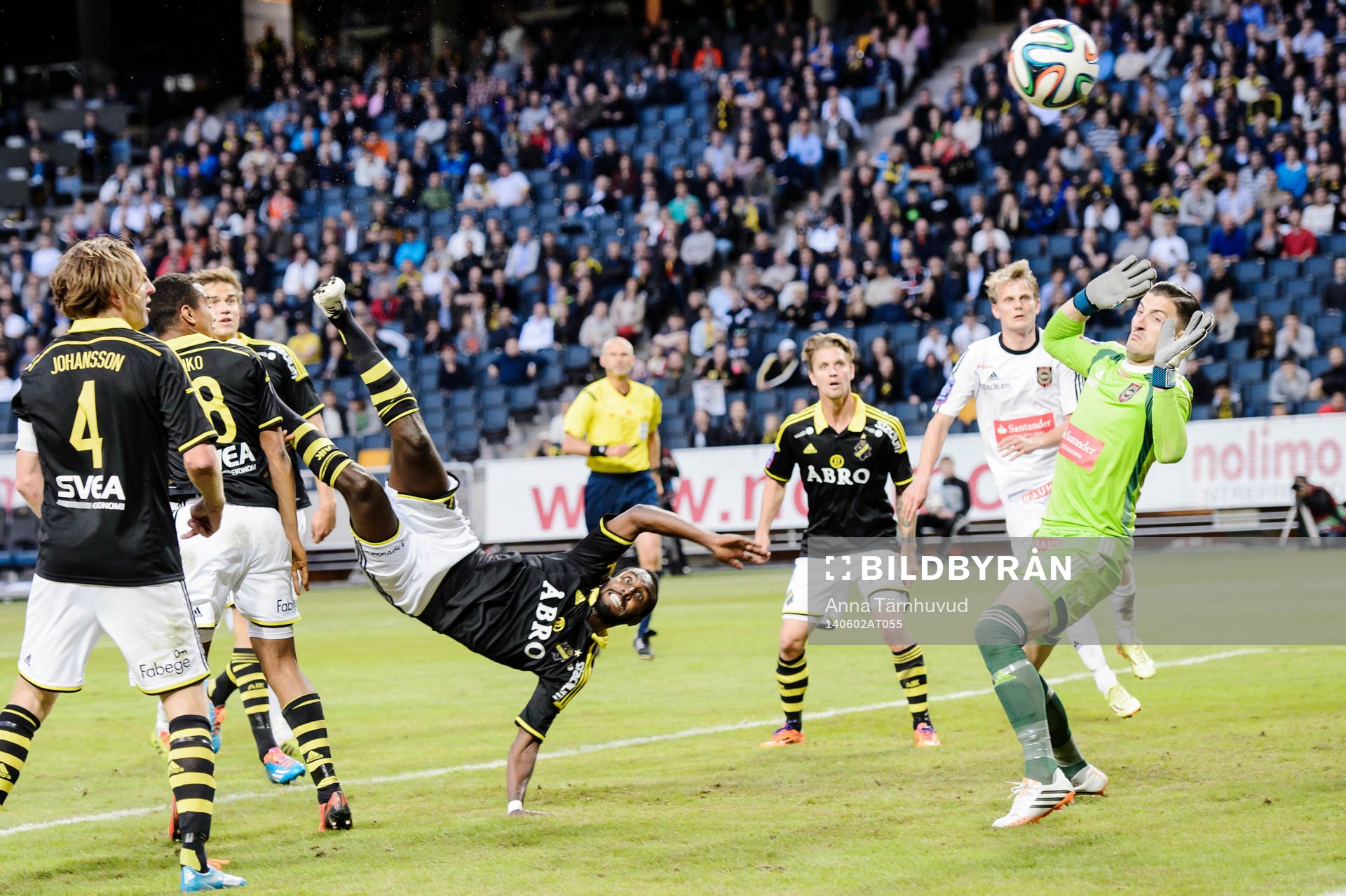 AIK:s Henok Goitom gör en cykelspark under fotbollsmatchen i Allsvenskan mellan AIK och Brommapojkarna den 2 juni 2014.
