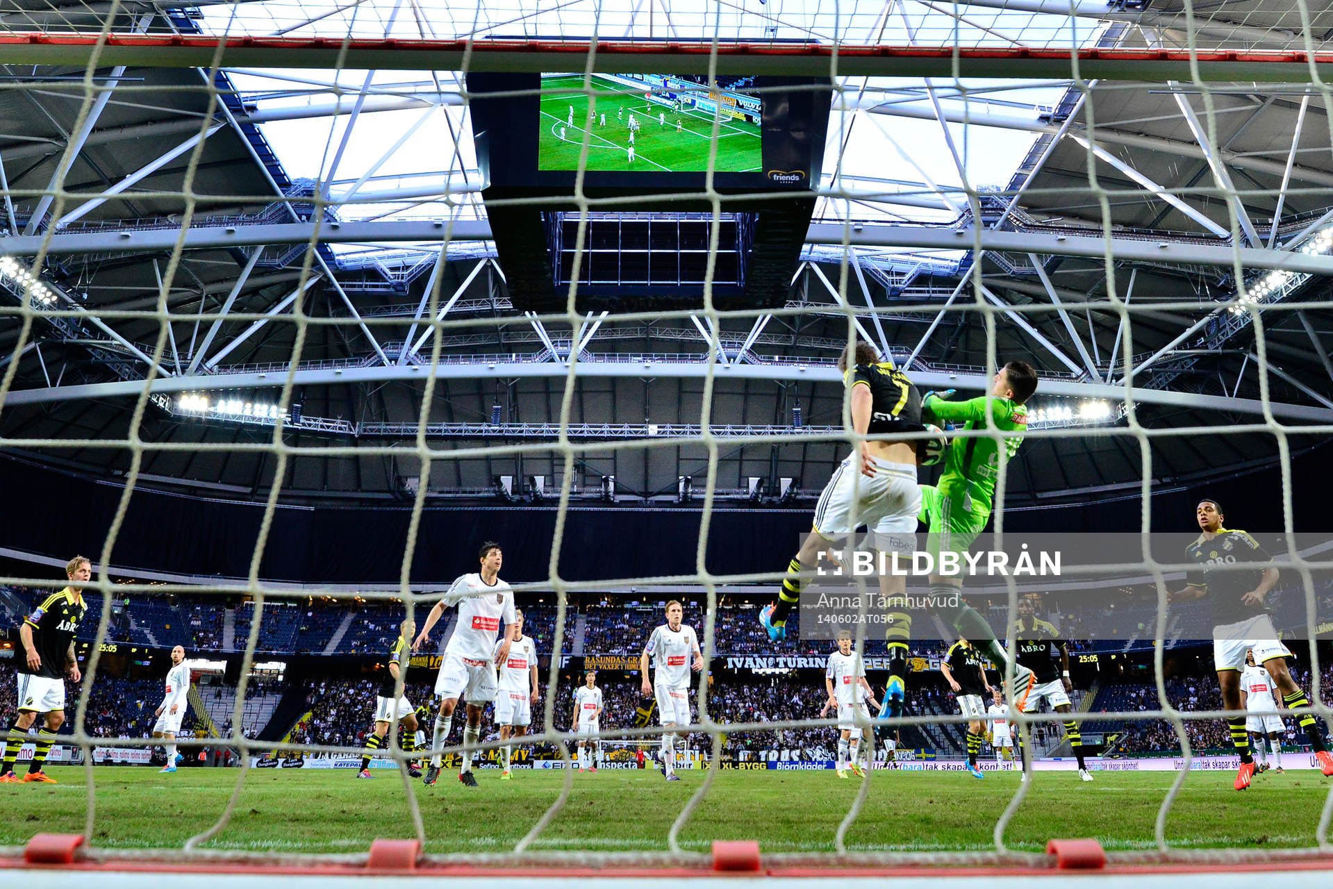 s Eero Markkanen och Brommapojkarnas målvakt Ivo Vazgec i