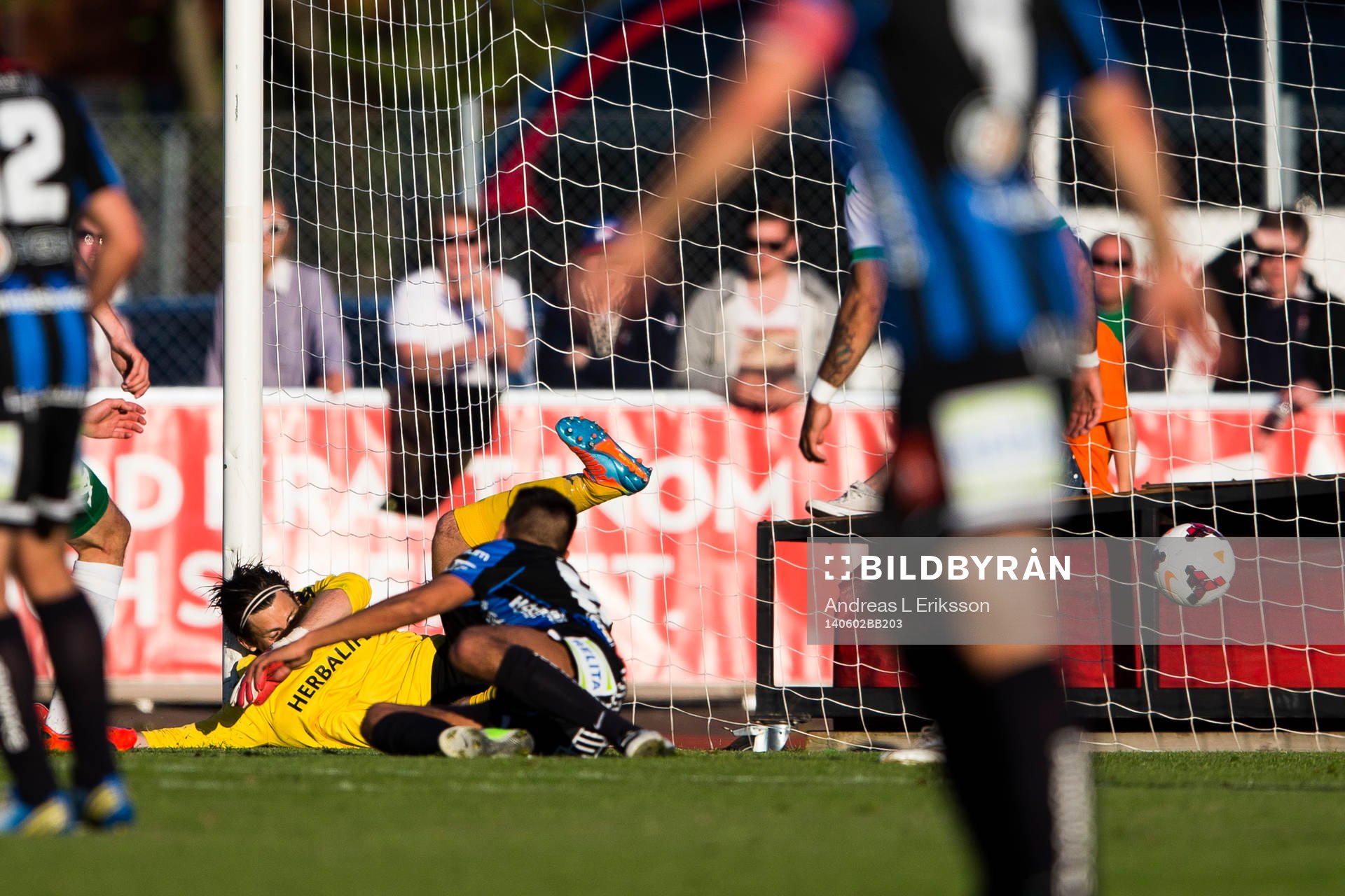 Sirius Stefan Silva gör 1-0 för Sirius bakom Hammarbys målvakt Johannes Hopf under fotbollsmatchen i Superettan mellan Sirius och Hammarby den 2 juni 2014 i Stockholm.