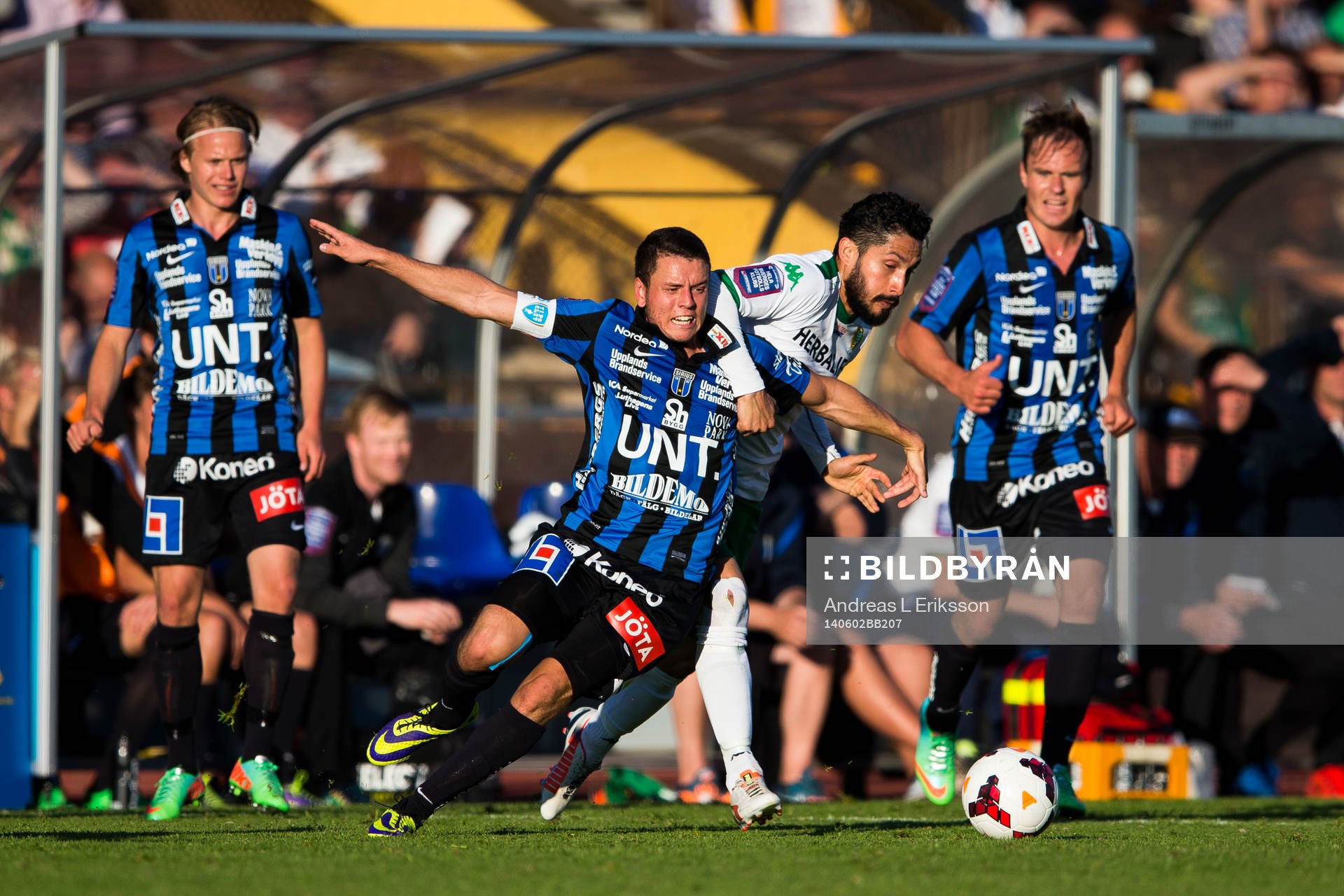 Sirius Kerim Mrabti i kamp om bollen med Hammarbys Pablo