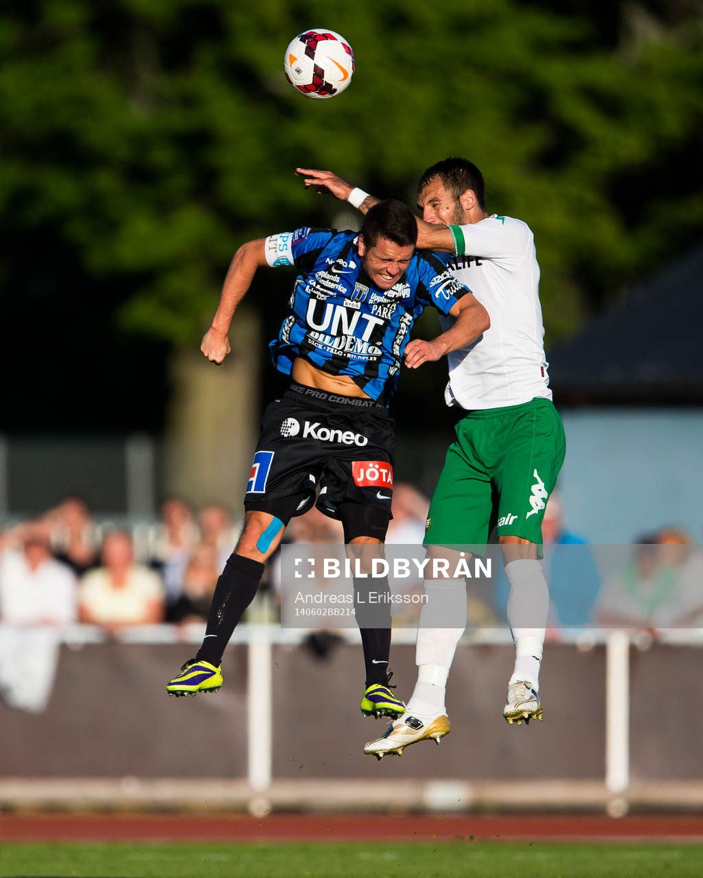 Sirius Kerim Mrabti och Hammarbys Marko Mihajlovic i en