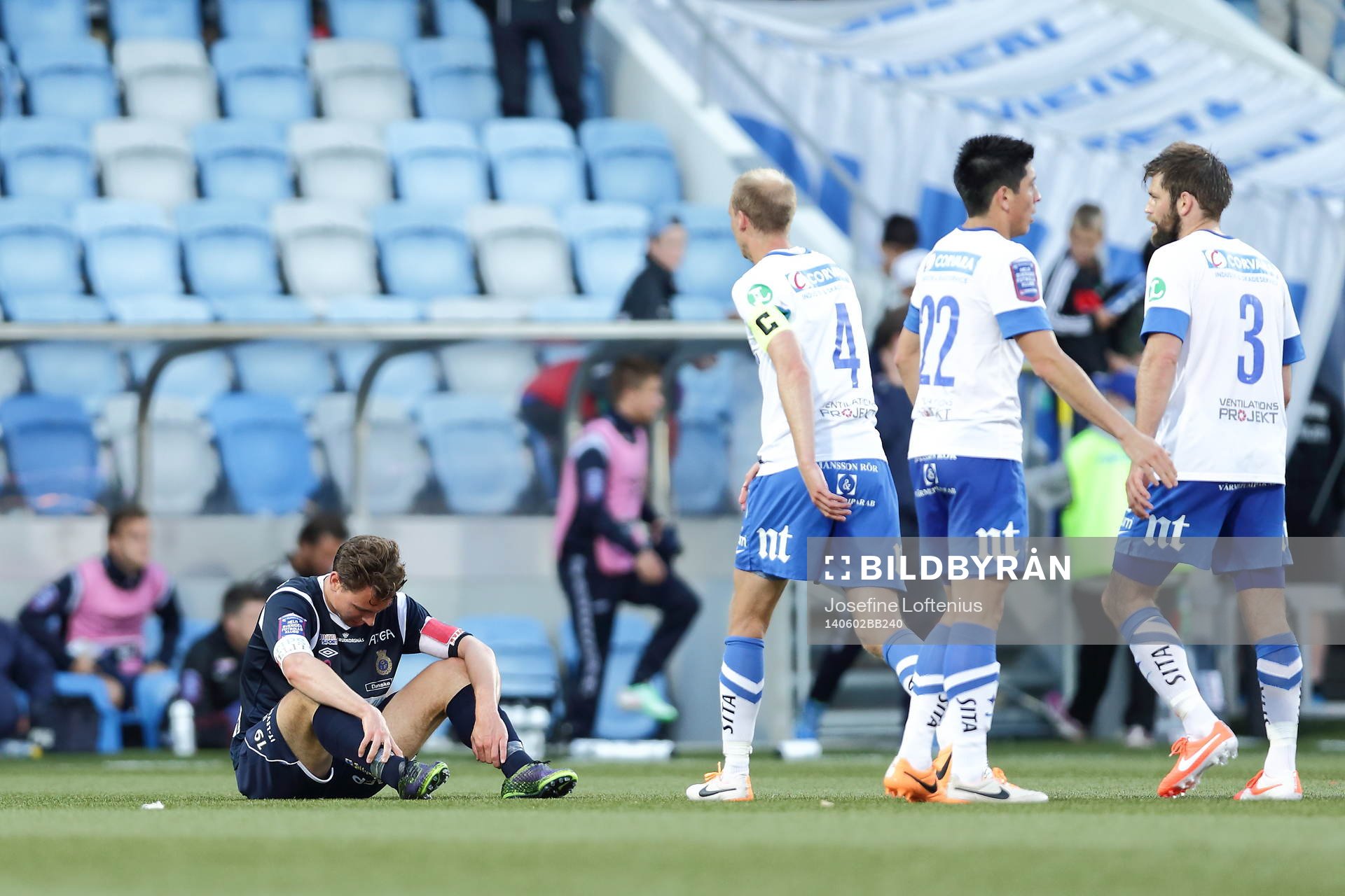 Gefles Marcus Hansson deppar intill Norrköpingsspelare i