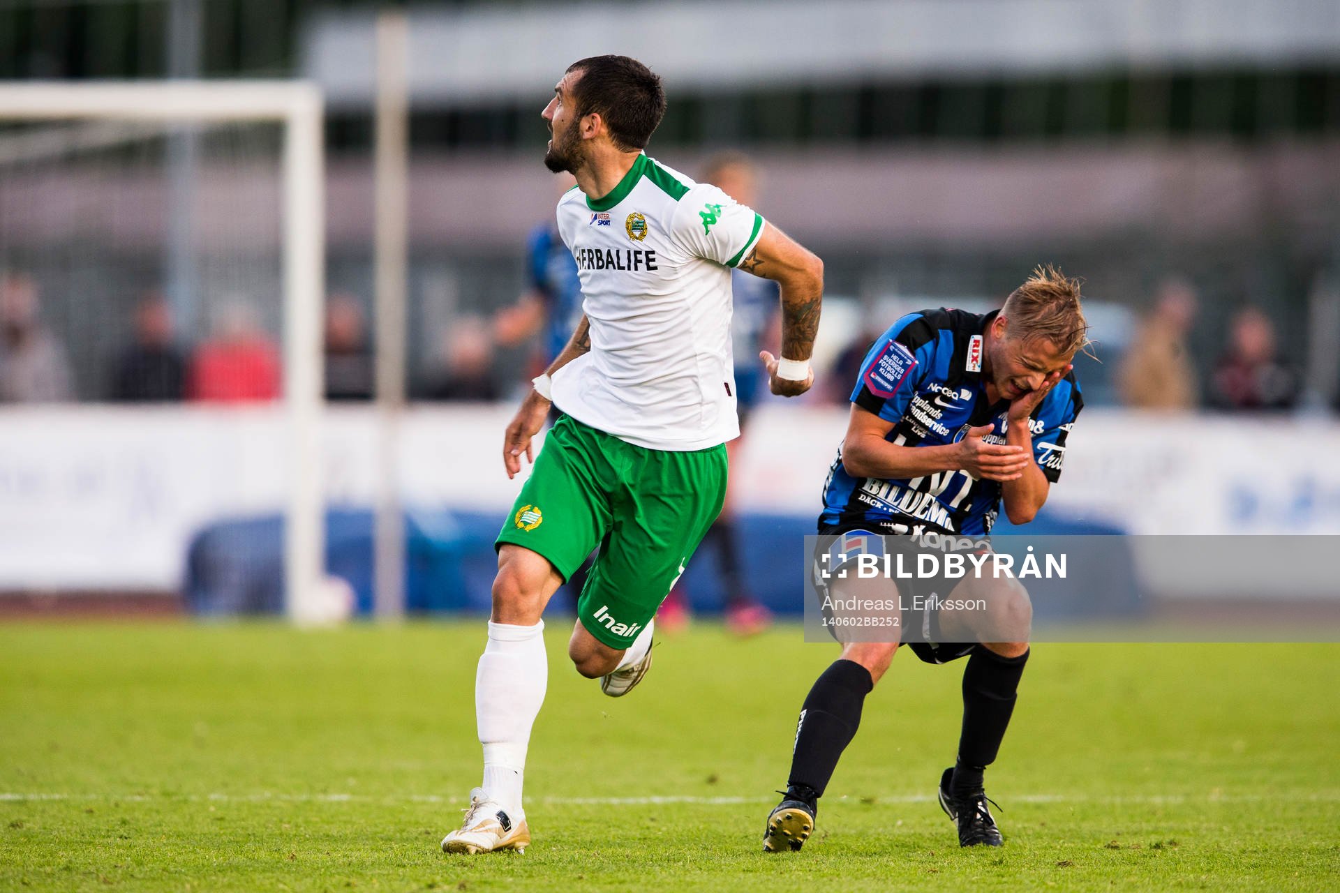 Hammarbys Marko Mihajlovic träffar Sirius Christer