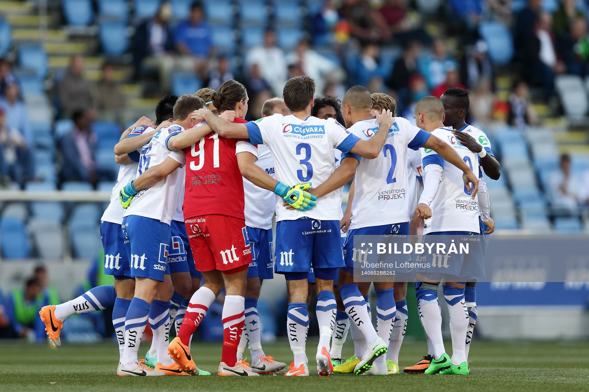 Norrköping laddar och kramar om varandra i fotbollsmatchen