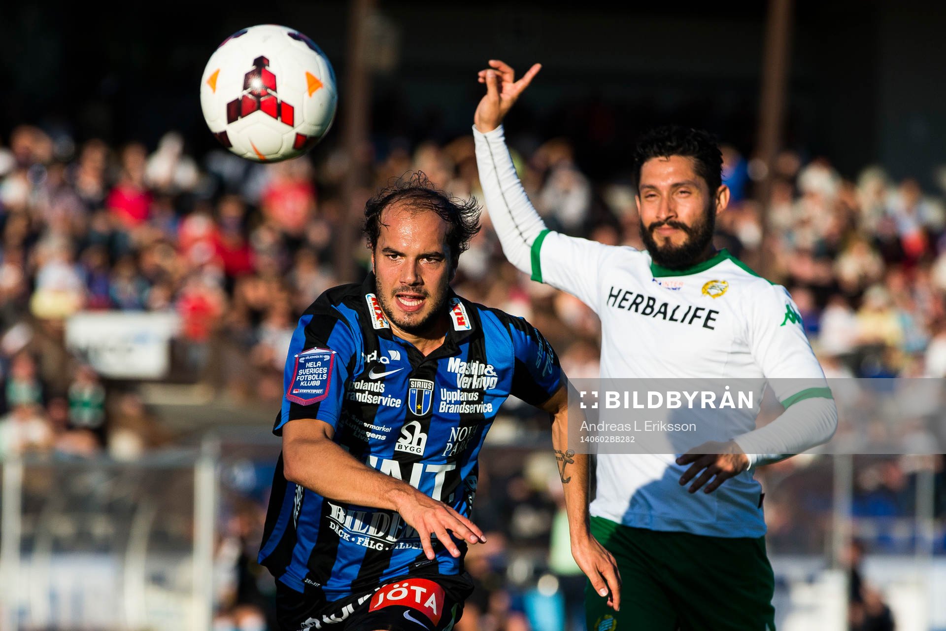 Sirius Karl Larson och Hammarbys Pablo Piñones-Arce jagar